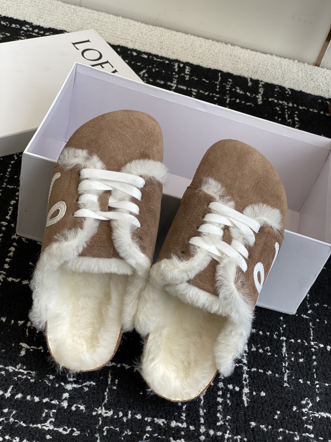 代购级
LOEWE 25ss 秋冬系列 情侣款 羊毛 拖鞋这个品牌刚出我就心动了

代购找很久才买到货，