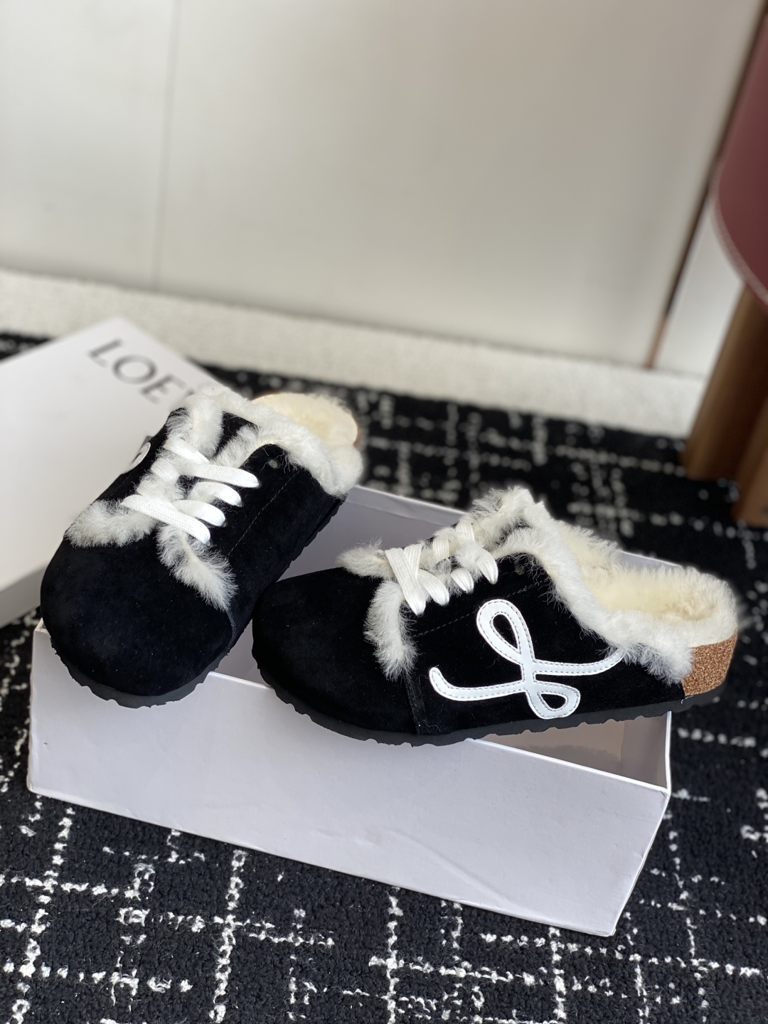代购级
LOEWE 25ss 秋冬系列 情侣款 羊毛 拖鞋这个品牌刚出我就心动了

代购找很久才买到货，