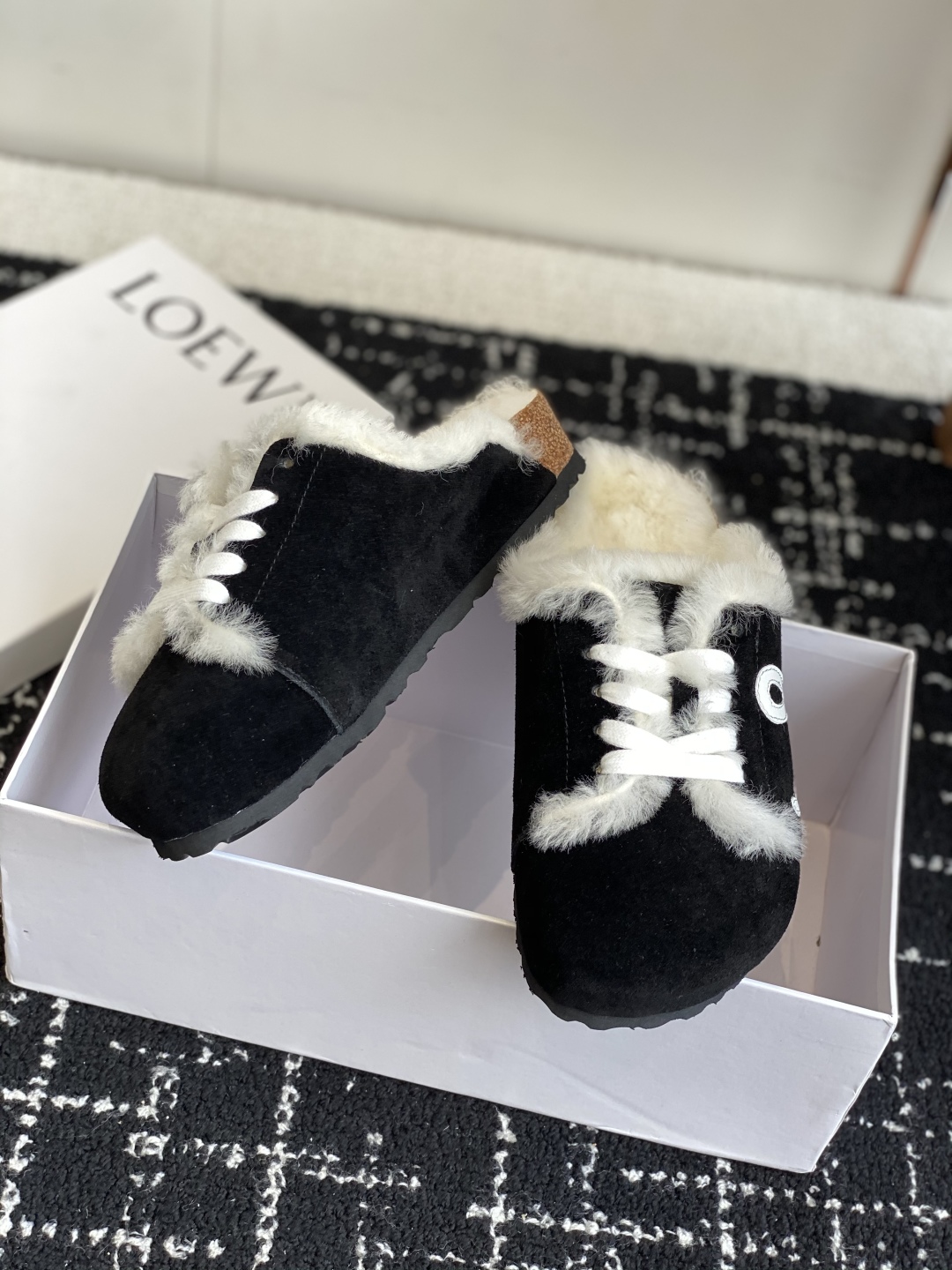 代购级
LOEWE 25ss 秋冬系列 情侣款 羊毛 拖鞋这个品牌刚出我就心动了

代购找很久才买到货，