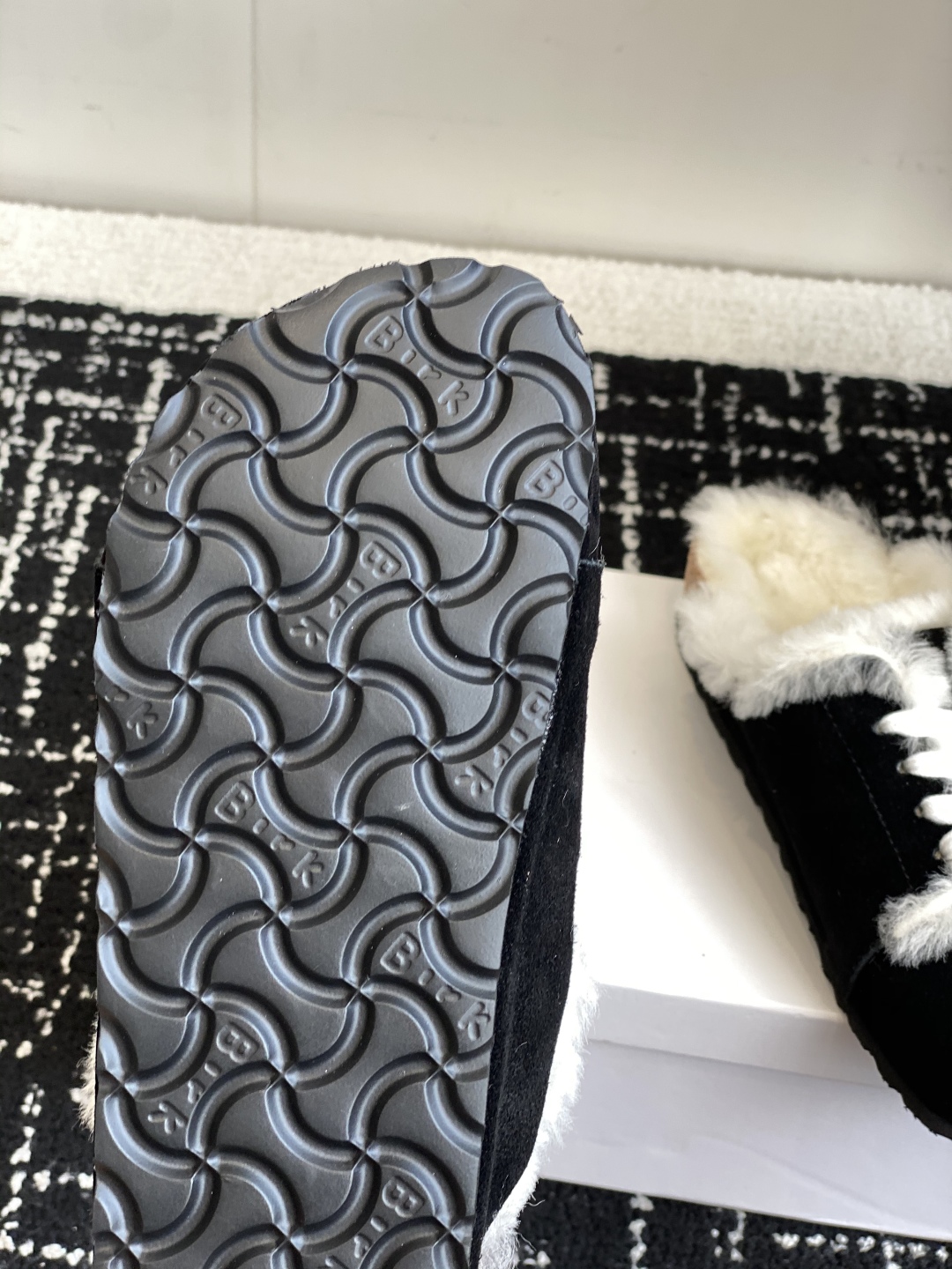 代购级
LOEWE 25ss 秋冬系列 情侣款 羊毛 拖鞋这个品牌刚出我就心动了

代购找很久才买到货，