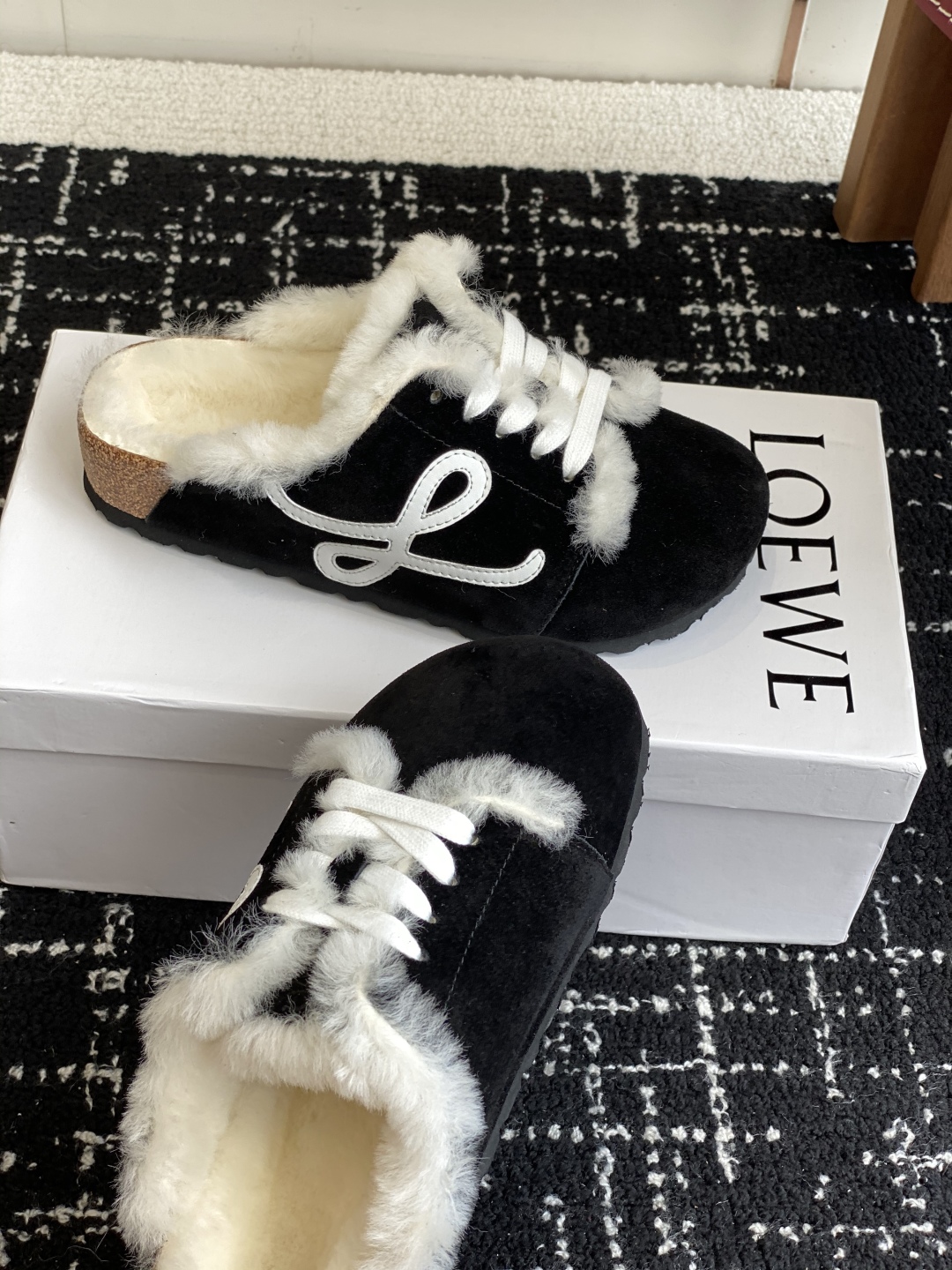 代购级
LOEWE 25ss 秋冬系列 情侣款 羊毛 拖鞋这个品牌刚出我就心动了

代购找很久才买到货，