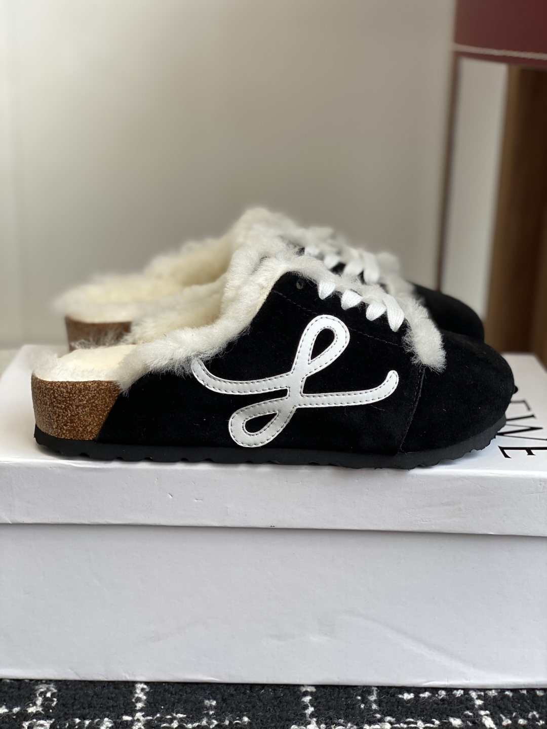 代购级
LOEWE 25ss 秋冬系列 情侣款 羊毛 拖鞋这个品牌刚出我就心动了

代购找很久才买到货，