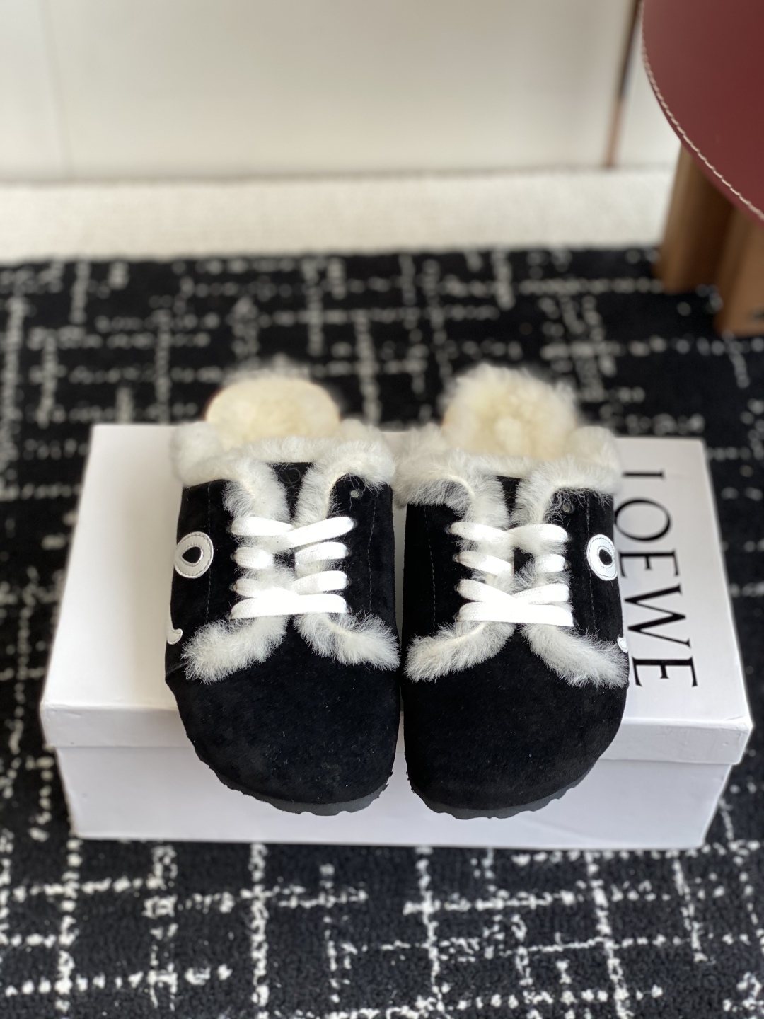 代购级
LOEWE 25ss 秋冬系列 情侣款 羊毛 拖鞋这个品牌刚出我就心动了

代购找很久才买到货，