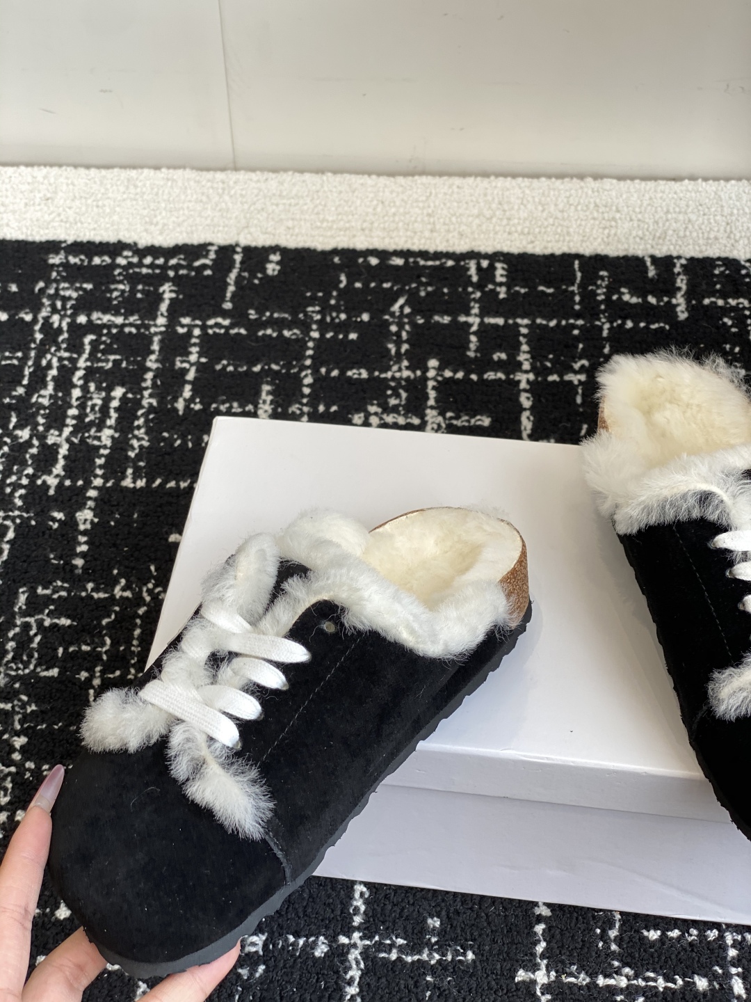 代购级
LOEWE 25ss 秋冬系列 情侣款 羊毛 拖鞋这个品牌刚出我就心动了

代购找很久才买到货，