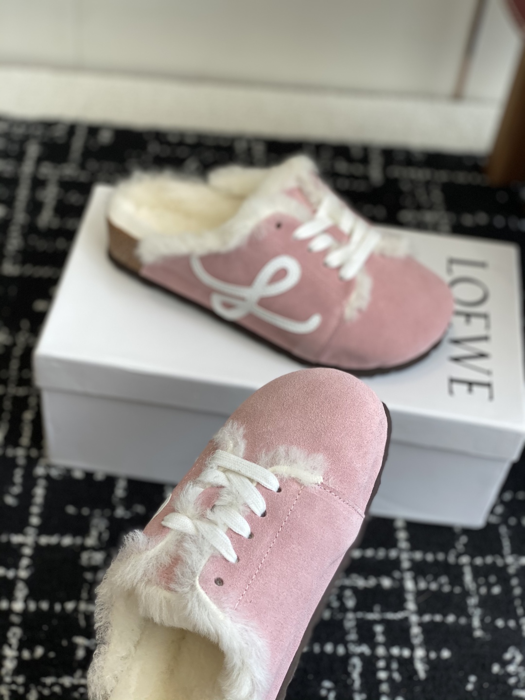 代购级
LOEWE 25ss 秋冬系列 情侣款 羊毛 拖鞋这个品牌刚出我就心动了

代购找很久才买到货，