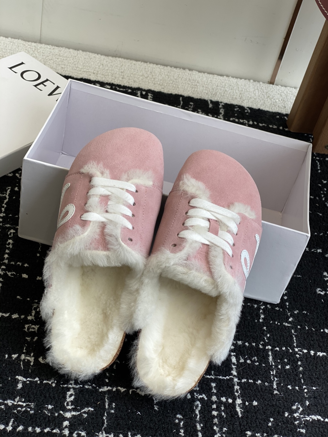 代购级
LOEWE 25ss 秋冬系列 情侣款 羊毛 拖鞋这个品牌刚出我就心动了

代购找很久才买到货，