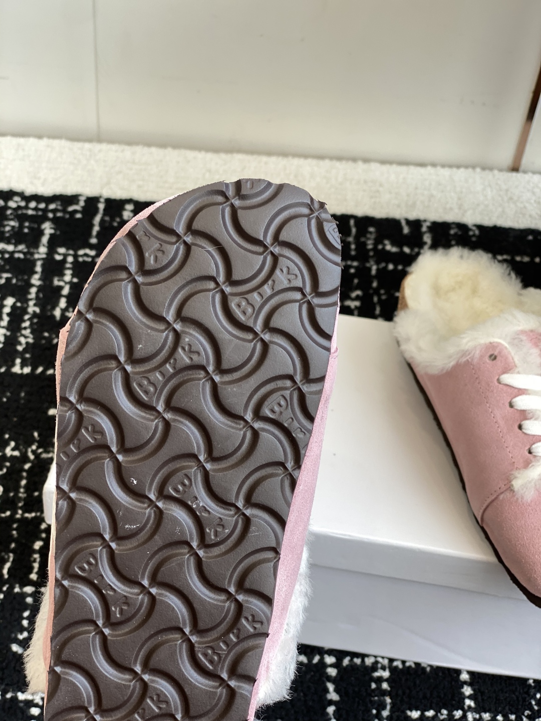 代购级
LOEWE 25ss 秋冬系列 情侣款 羊毛 拖鞋这个品牌刚出我就心动了

代购找很久才买到货，