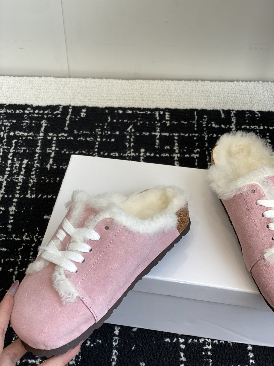 代购级
LOEWE 25ss 秋冬系列 情侣款 羊毛 拖鞋这个品牌刚出我就心动了

代购找很久才买到货，
