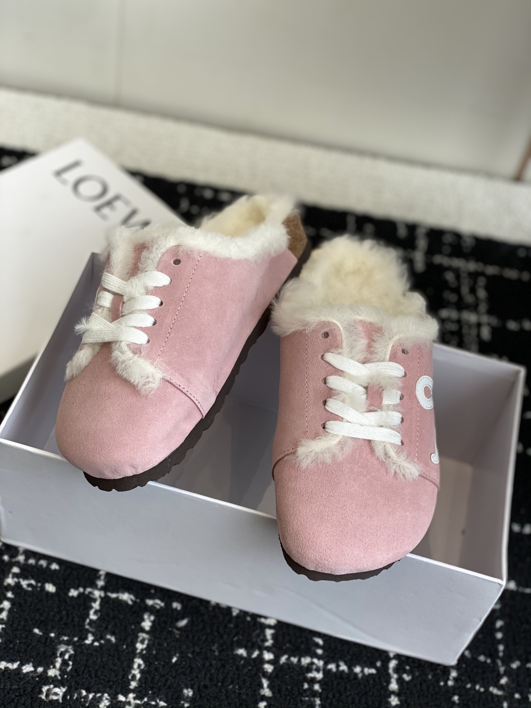 代购级
LOEWE 25ss 秋冬系列 情侣款 羊毛 拖鞋这个品牌刚出我就心动了

代购找很久才买到货，