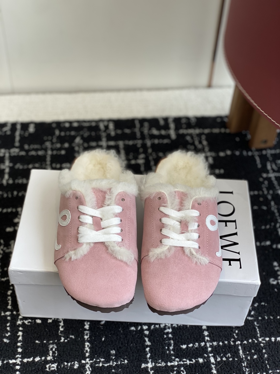 代购级
LOEWE 25ss 秋冬系列 情侣款 羊毛 拖鞋这个品牌刚出我就心动了

代购找很久才买到货，