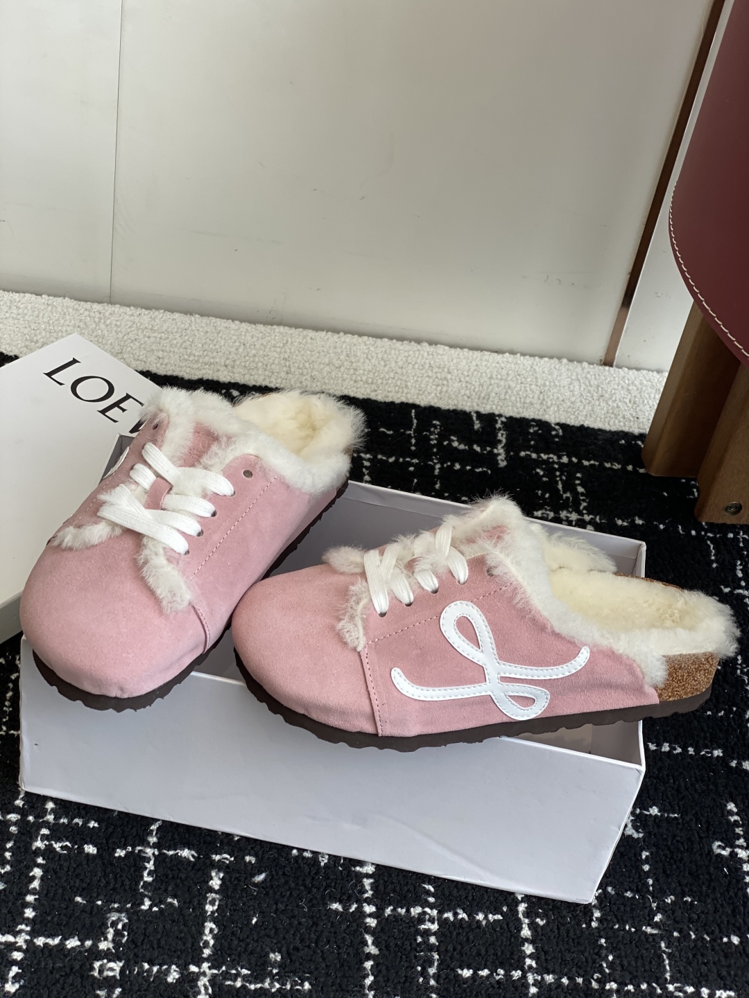 代购级
LOEWE 25ss 秋冬系列 情侣款 羊毛 拖鞋这个品牌刚出我就心动了

代购找很久才买到货，