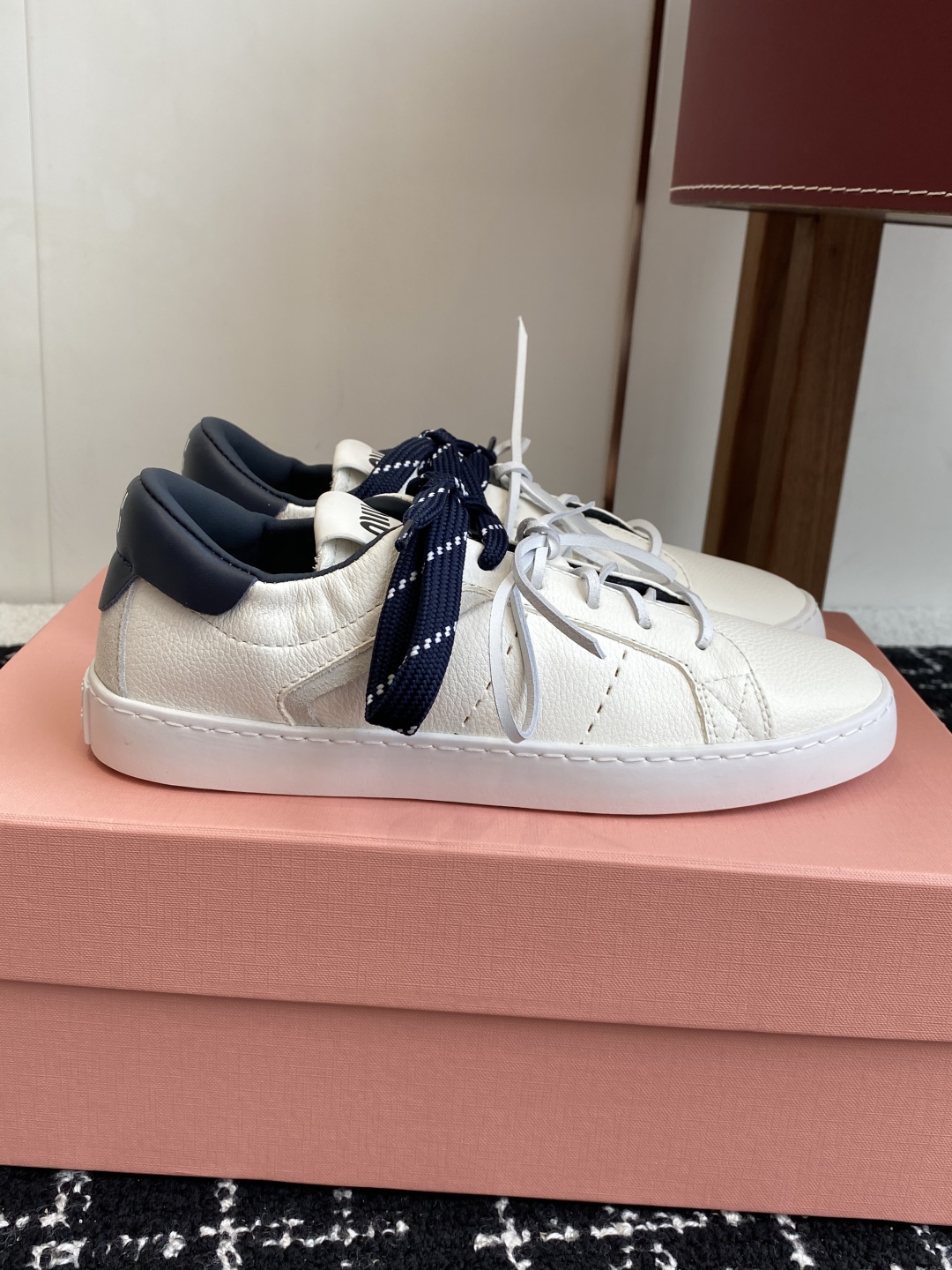 代购级
Miu Miu 25ss 缪缪厚底饼干底 25ss 春夏新款英伦风系带 小白鞋 休闲鞋

Miu