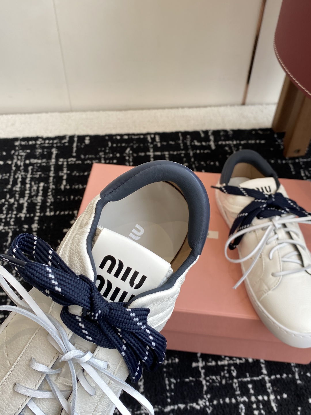 代购级
Miu Miu 25ss 缪缪厚底饼干底 25ss 春夏新款英伦风系带 小白鞋 休闲鞋

Miu