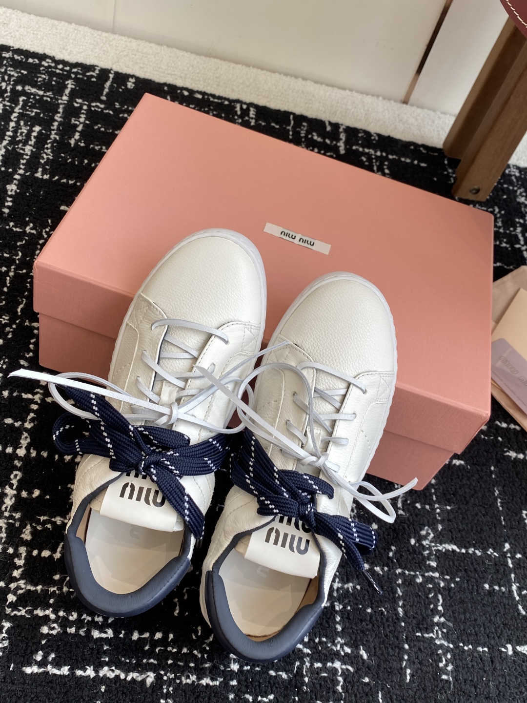 代购级
Miu Miu 25ss 缪缪厚底饼干底 25ss 春夏新款英伦风系带 小白鞋 休闲鞋

Miu
