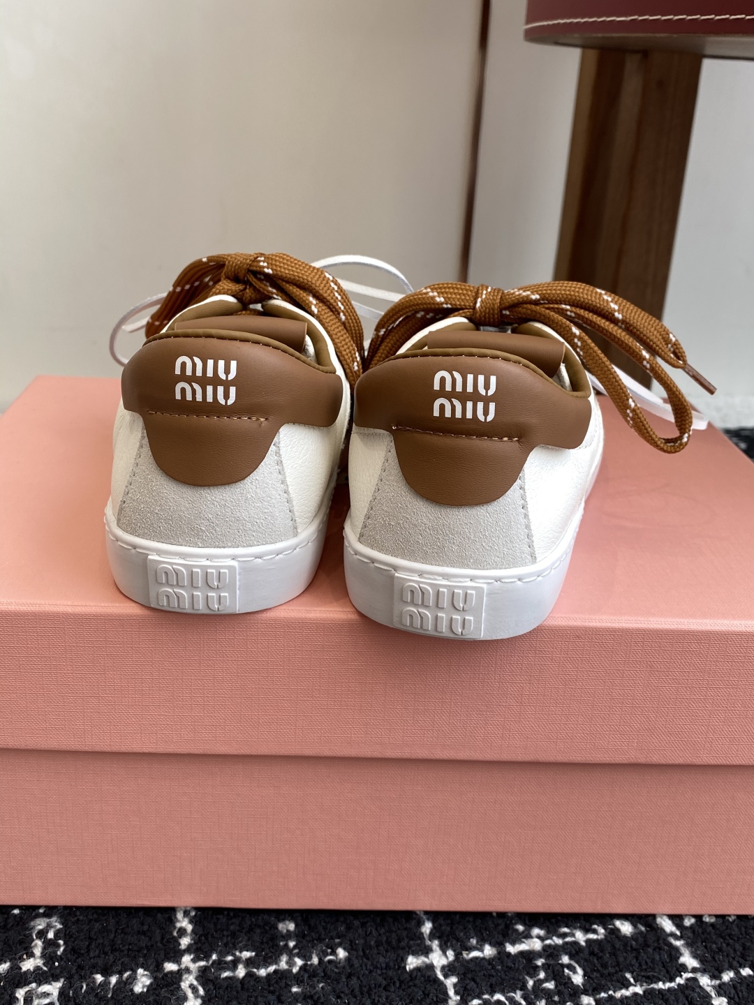 代购级
Miu Miu 25ss 缪缪厚底饼干底 25ss 春夏新款英伦风系带 小白鞋 休闲鞋

Miu