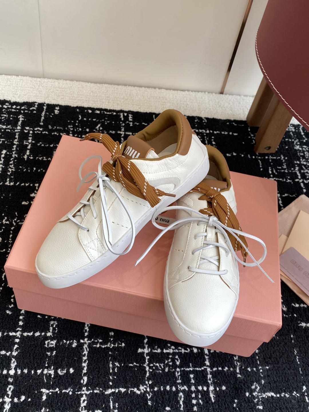 代购级
Miu Miu 25ss 缪缪厚底饼干底 25ss 春夏新款英伦风系带 小白鞋 休闲鞋

Miu