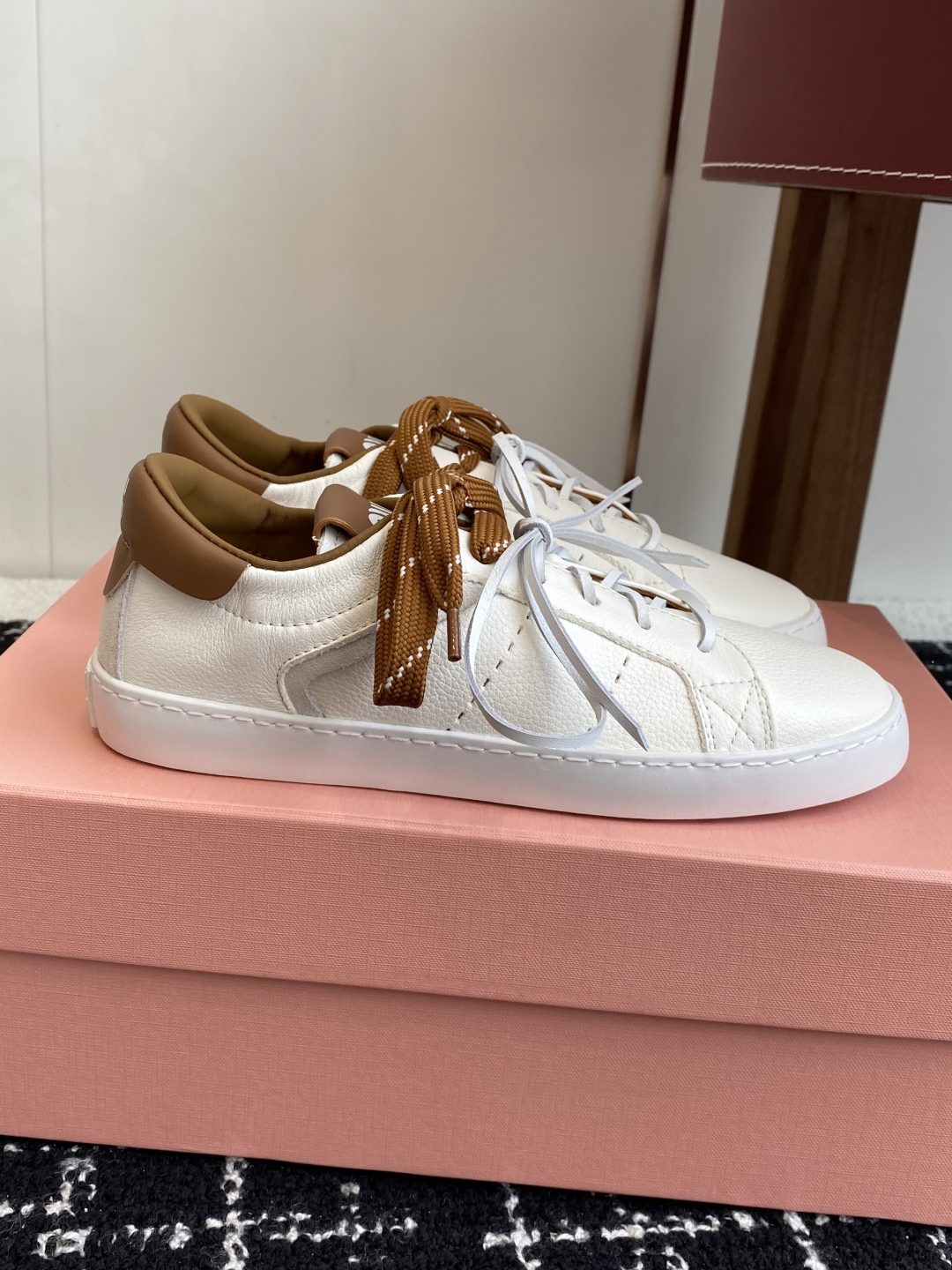 代购级
Miu Miu 25ss 缪缪厚底饼干底 25ss 春夏新款英伦风系带 小白鞋 休闲鞋

Miu