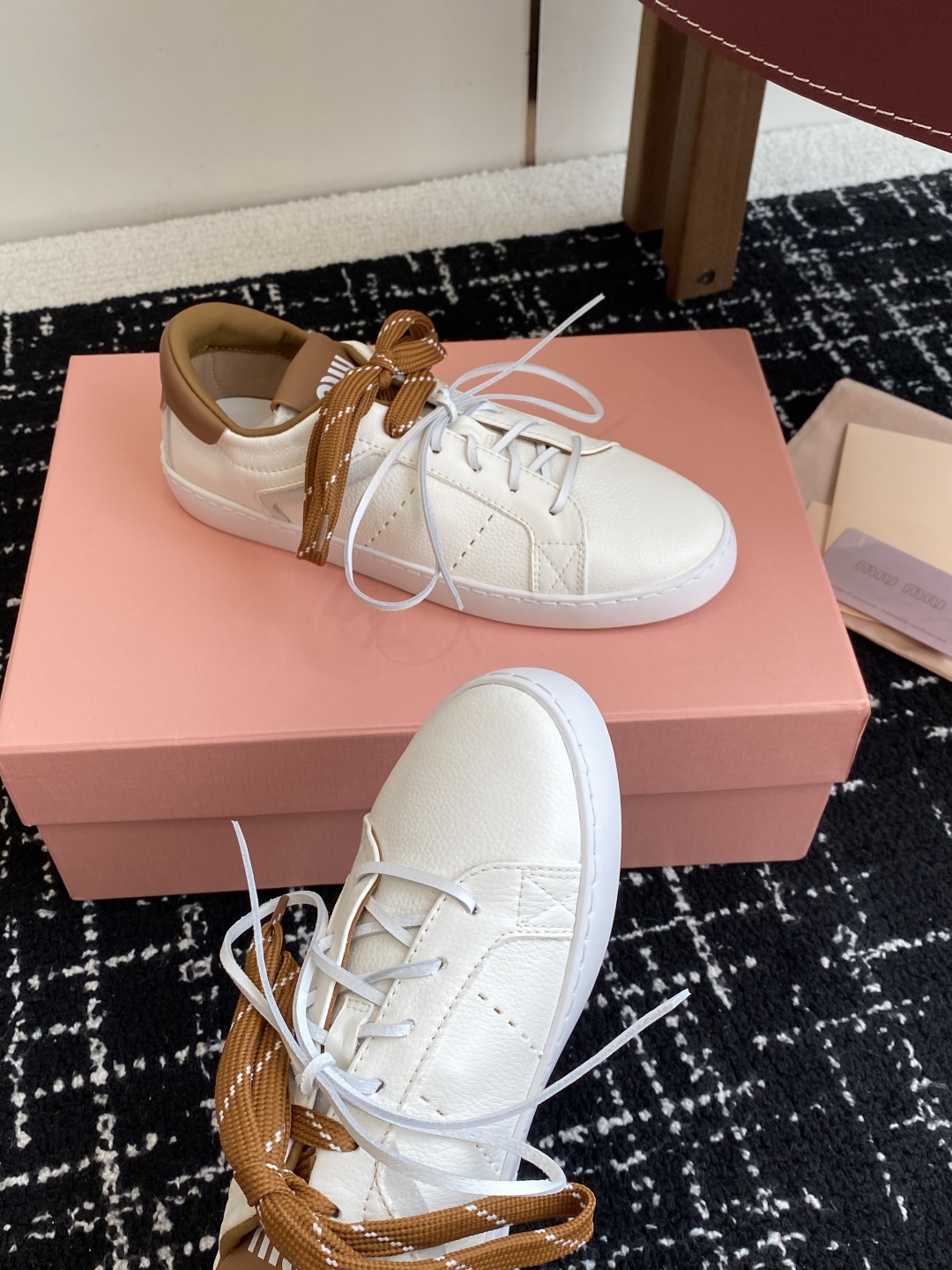代购级
Miu Miu 25ss 缪缪厚底饼干底 25ss 春夏新款英伦风系带 小白鞋 休闲鞋

Miu