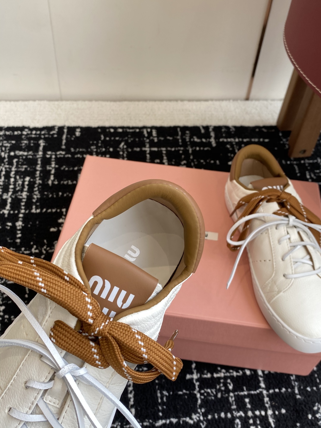 代购级
Miu Miu 25ss 缪缪厚底饼干底 25ss 春夏新款英伦风系带 小白鞋 休闲鞋

Miu
