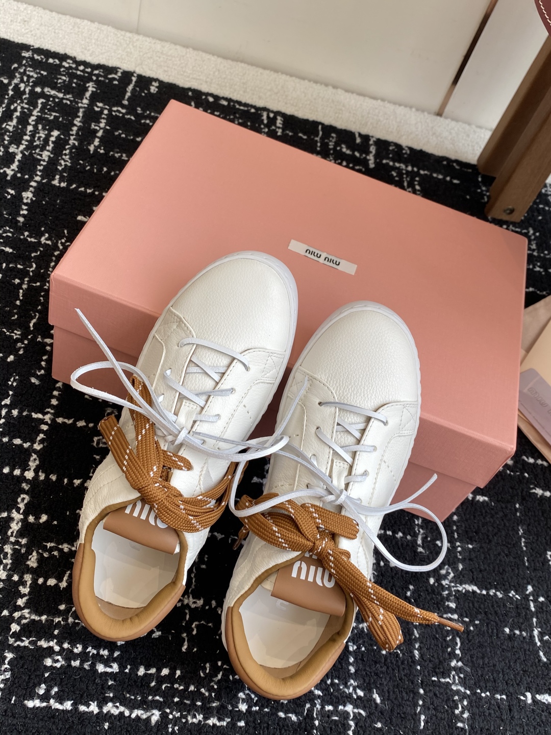 代购级
Miu Miu 25ss 缪缪厚底饼干底 25ss 春夏新款英伦风系带 小白鞋 休闲鞋

Miu