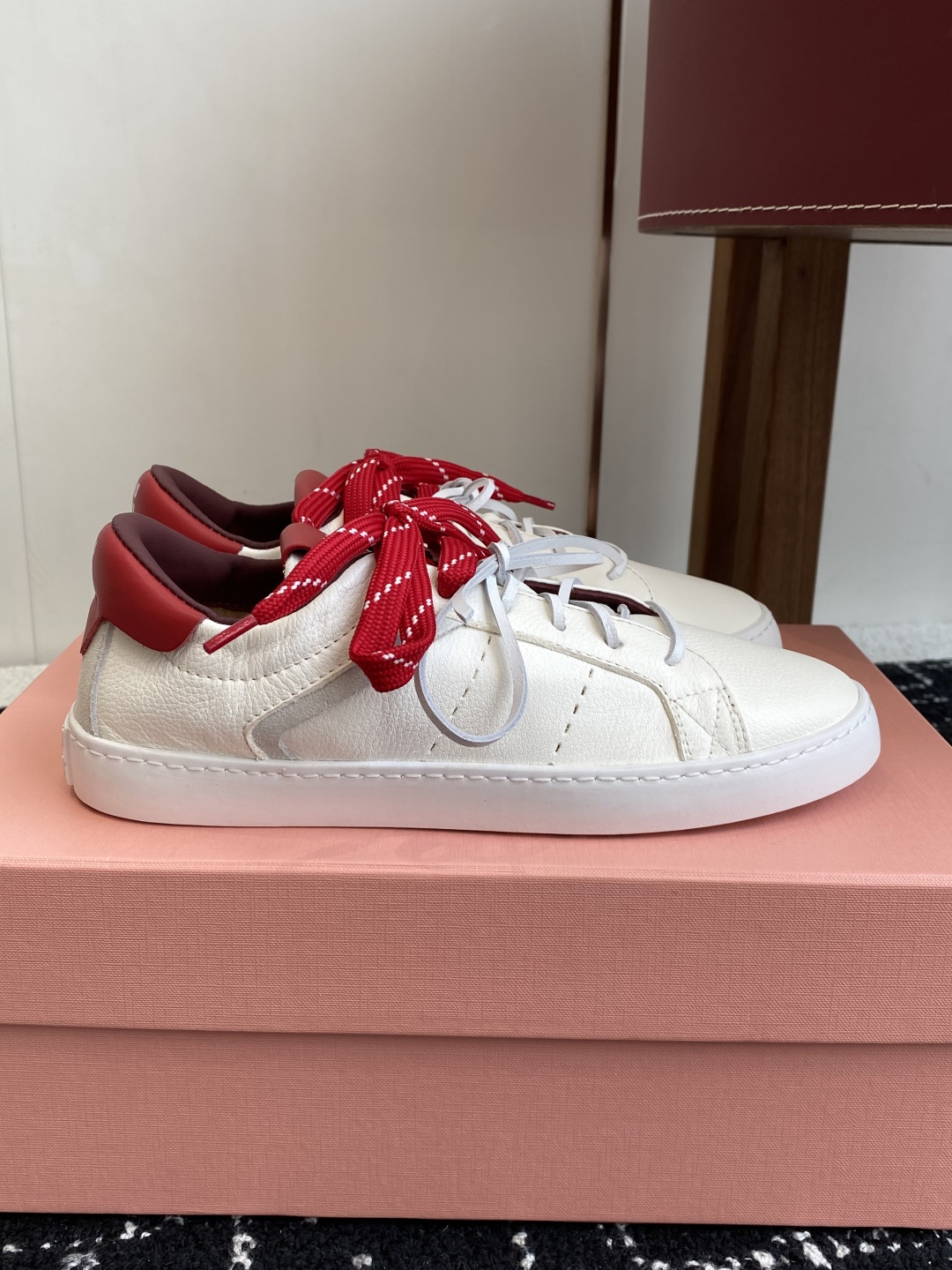 代购级
Miu Miu 25ss 缪缪厚底饼干底 25ss 春夏新款英伦风系带 小白鞋 休闲鞋

Miu