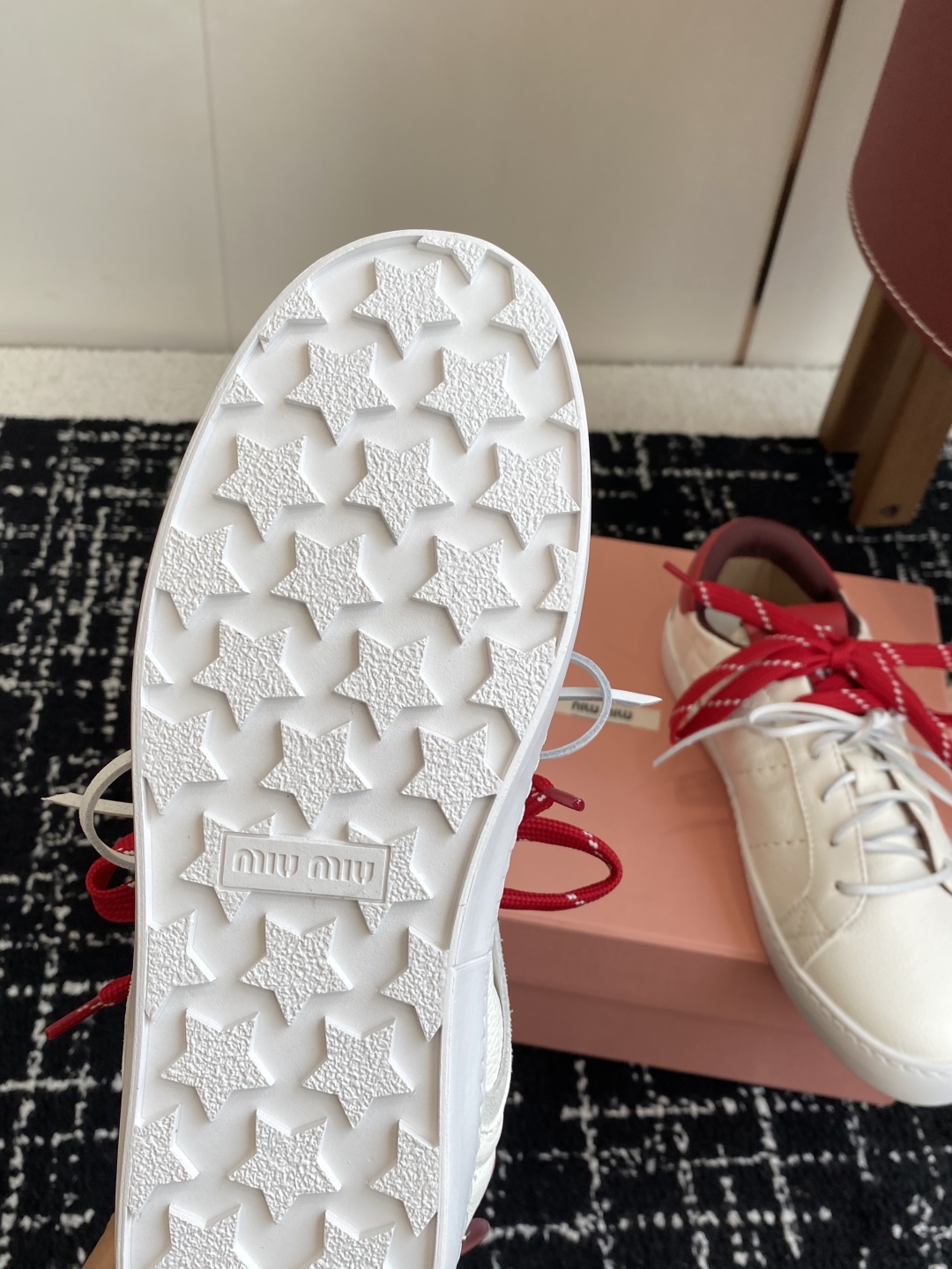 代购级
Miu Miu 25ss 缪缪厚底饼干底 25ss 春夏新款英伦风系带 小白鞋 休闲鞋

Miu