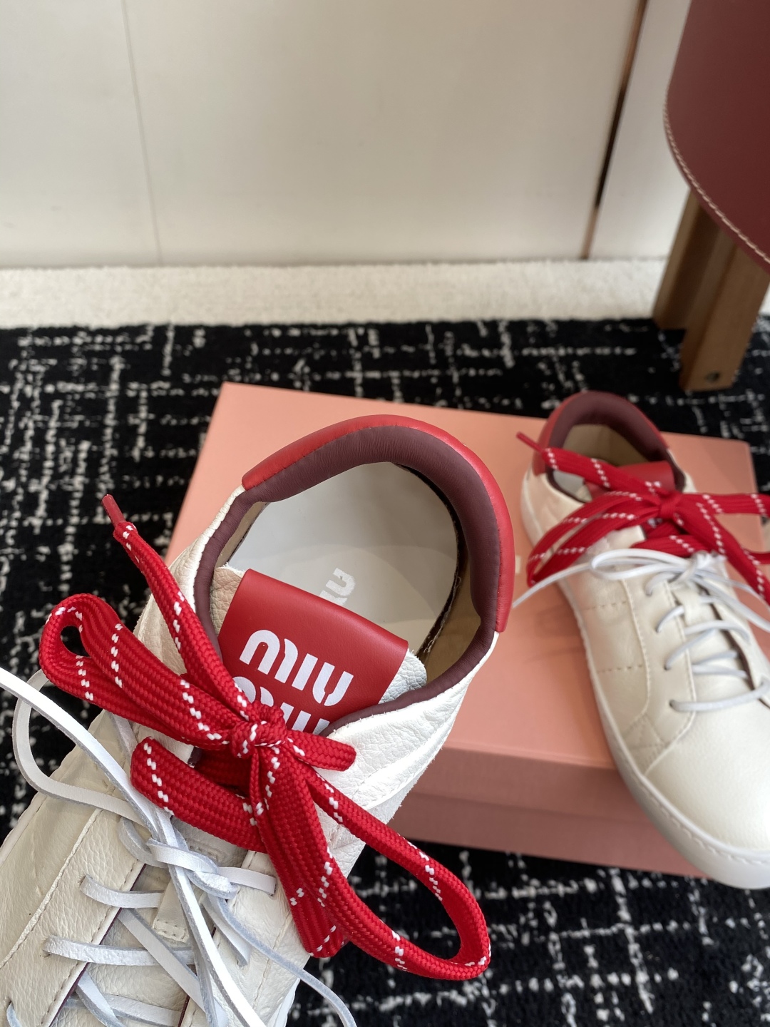 代购级
Miu Miu 25ss 缪缪厚底饼干底 25ss 春夏新款英伦风系带 小白鞋 休闲鞋

Miu