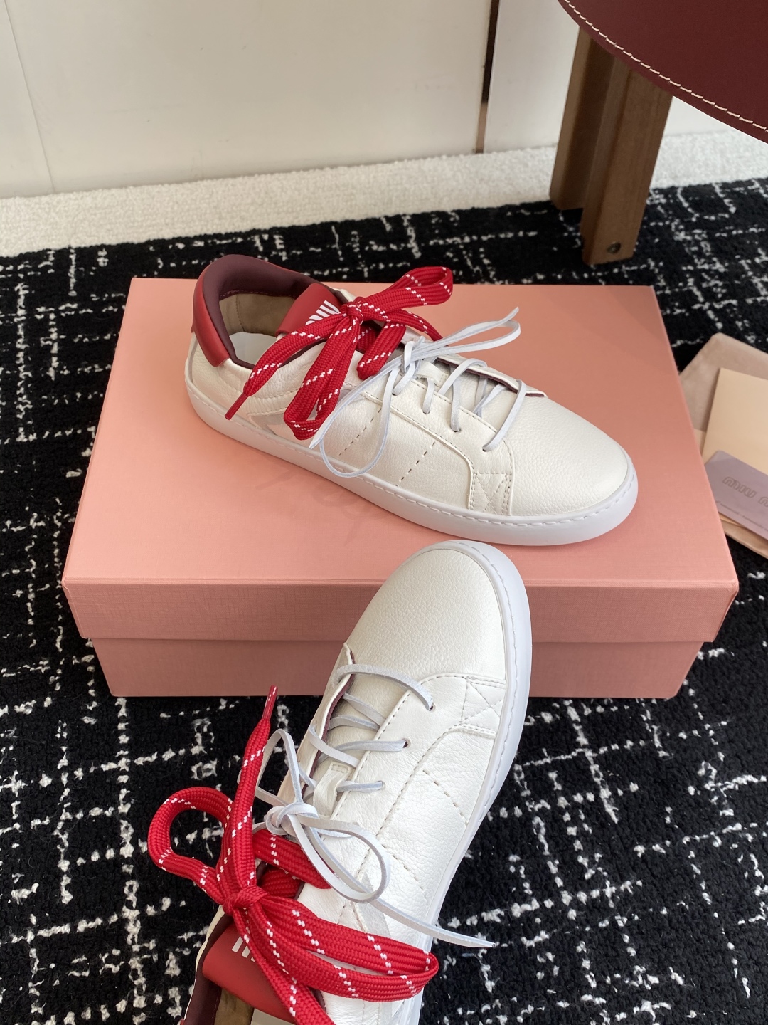 代购级
Miu Miu 25ss 缪缪厚底饼干底 25ss 春夏新款英伦风系带 小白鞋 休闲鞋

Miu