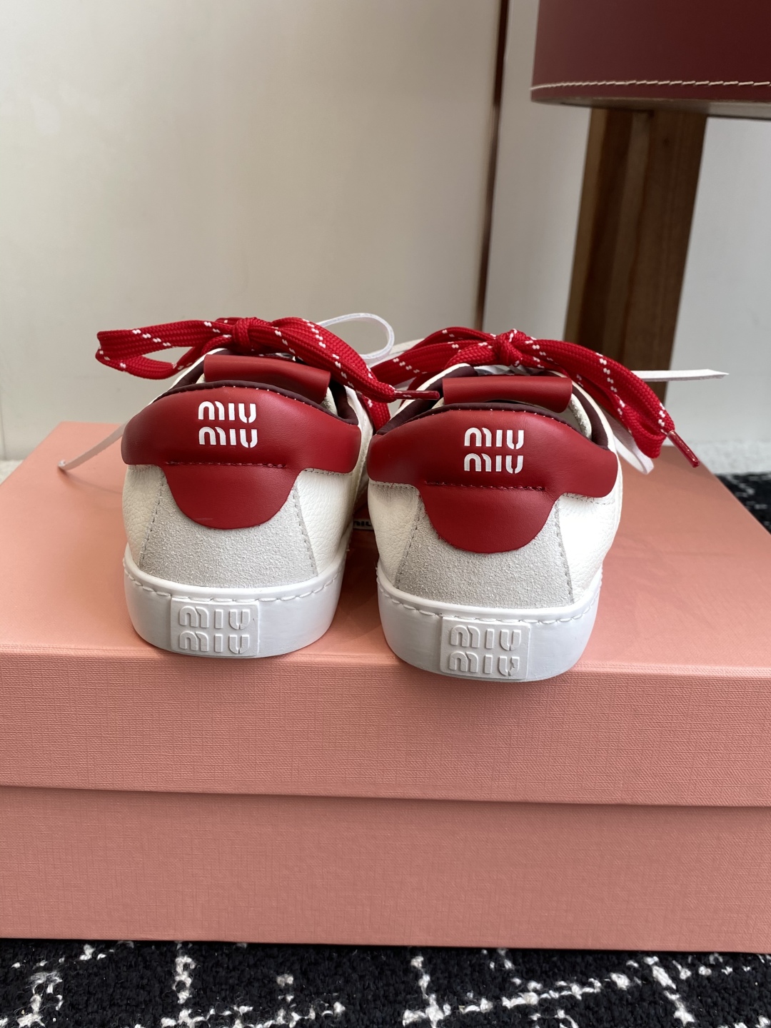 代购级
Miu Miu 25ss 缪缪厚底饼干底 25ss 春夏新款英伦风系带 小白鞋 休闲鞋

Miu