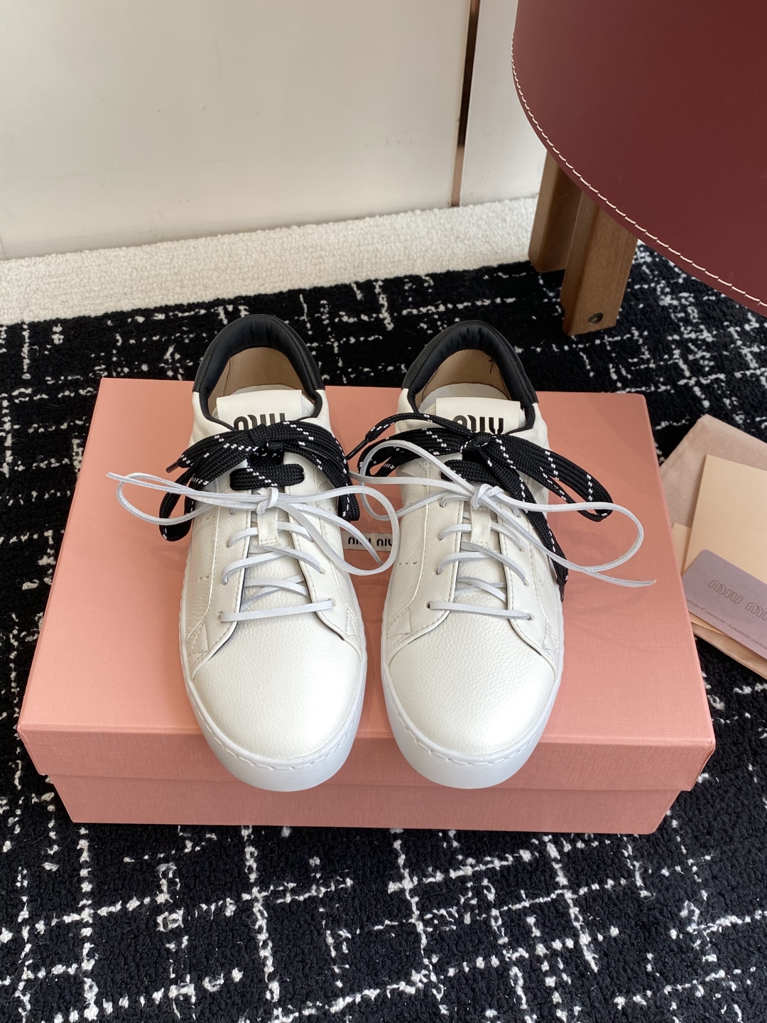 代购级
Miu Miu 25ss 缪缪厚底饼干底 25ss 春夏新款英伦风系带 小白鞋 休闲鞋

Miu