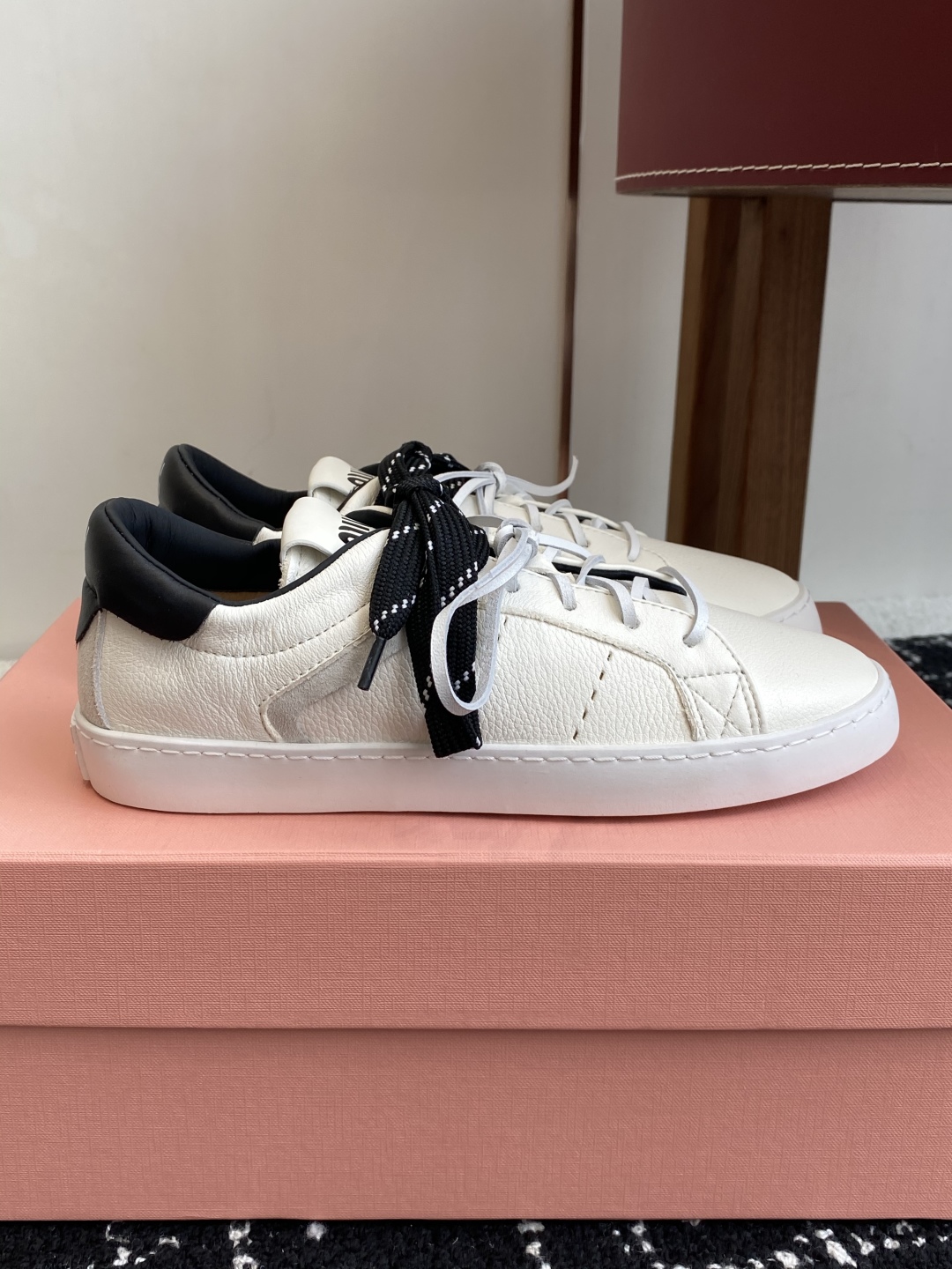 代购级
Miu Miu 25ss 缪缪厚底饼干底 25ss 春夏新款英伦风系带 小白鞋 休闲鞋

Miu