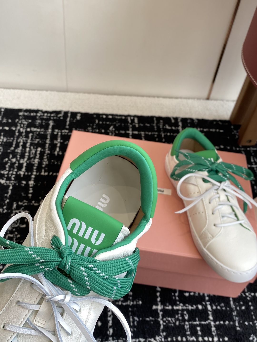 代购级
Miu Miu 25ss 缪缪厚底饼干底 25ss 春夏新款英伦风系带 小白鞋 休闲鞋

Miu