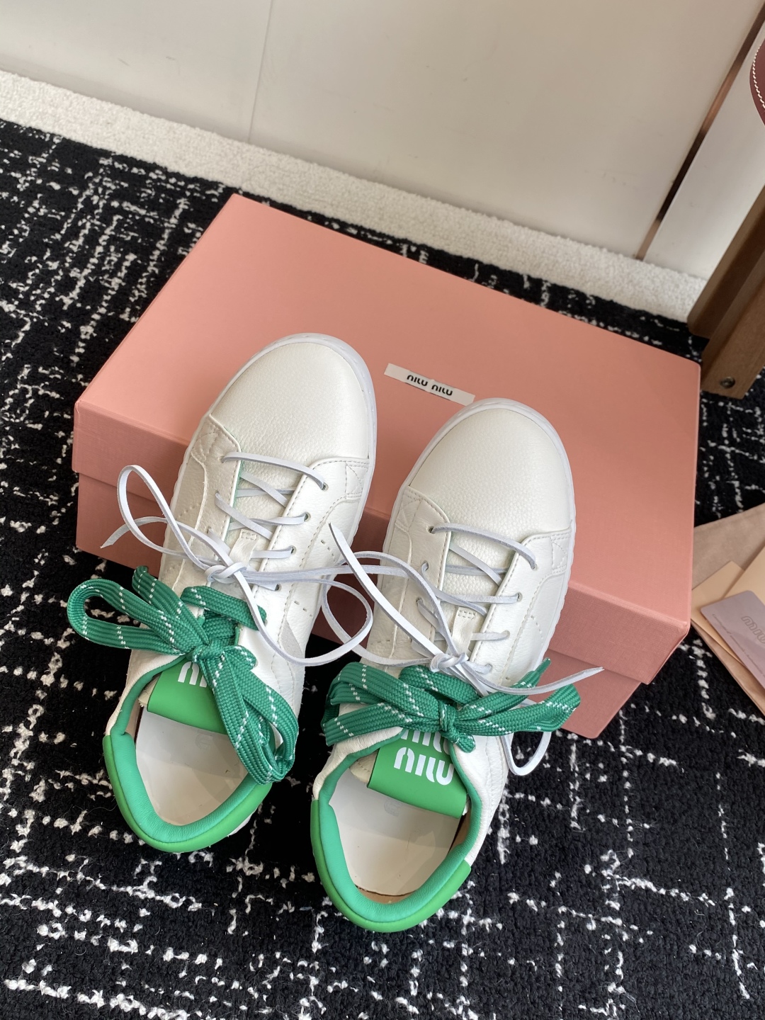 代购级
Miu Miu 25ss 缪缪厚底饼干底 25ss 春夏新款英伦风系带 小白鞋 休闲鞋

Miu