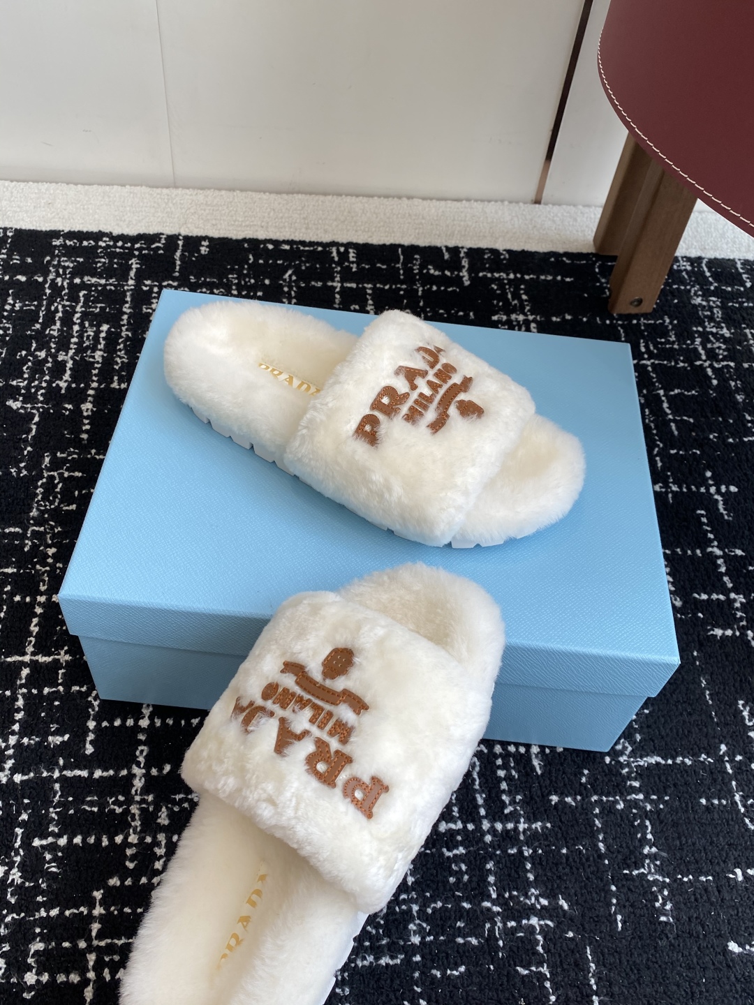 代购级
prada fw 25ss 秋冬最新升级 特级进口羊毛 new arrival～ 一字带毛拖新品
