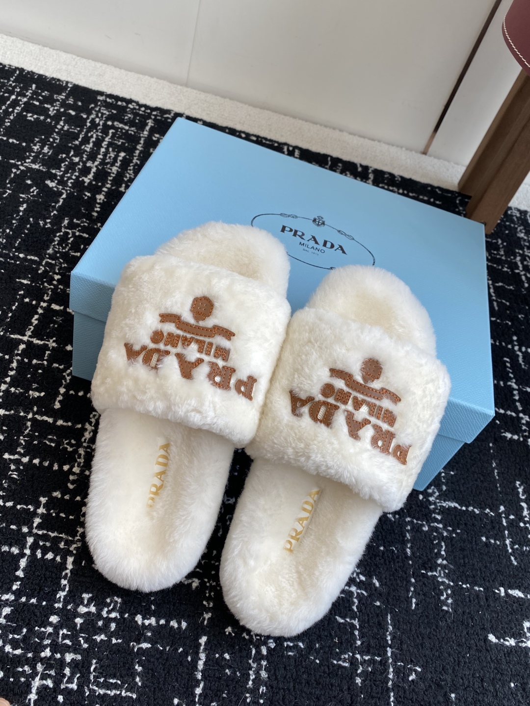 代购级
prada fw 25ss 秋冬最新升级 特级进口羊毛 new arrival～ 一字带毛拖新品