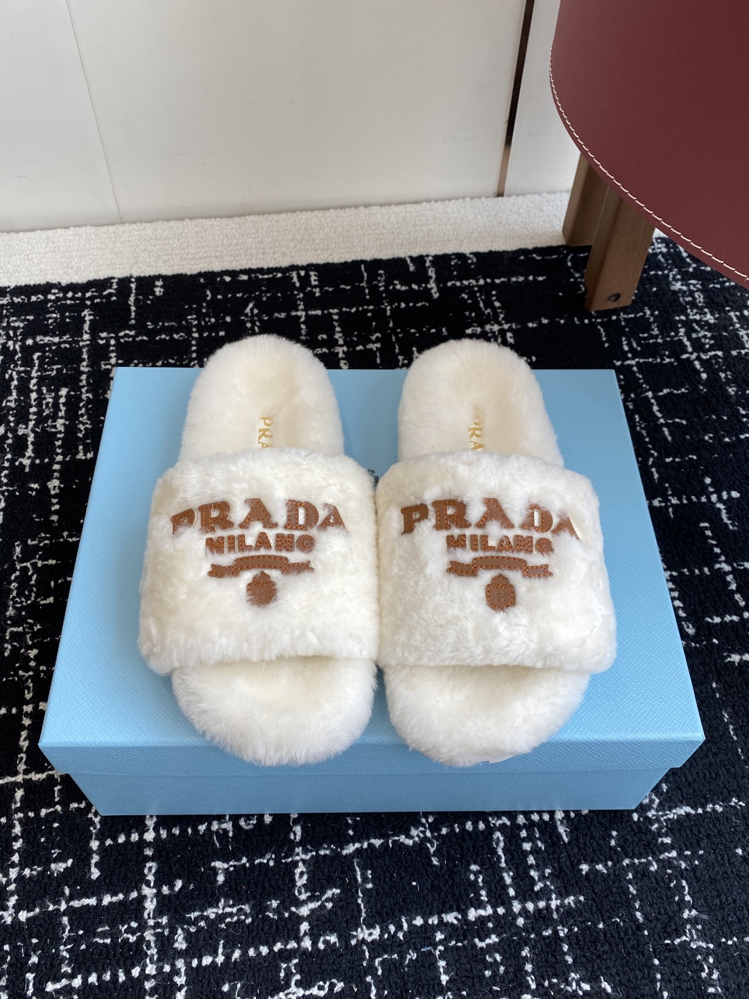 代购级
prada fw 25ss 秋冬最新升级 特级进口羊毛 new arrival～ 一字带毛拖新品