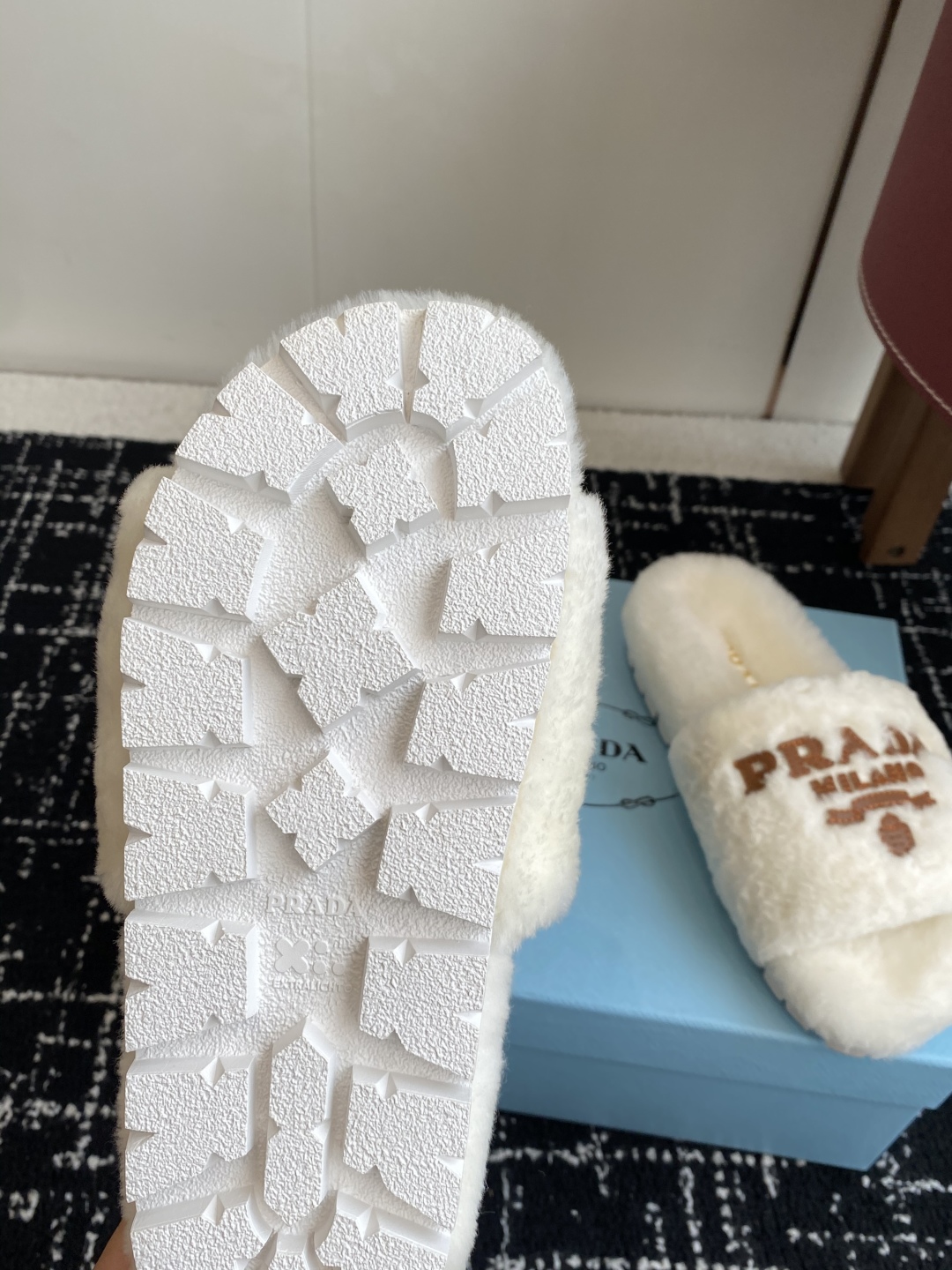代购级
prada fw 25ss 秋冬最新升级 特级进口羊毛 new arrival～ 一字带毛拖新品