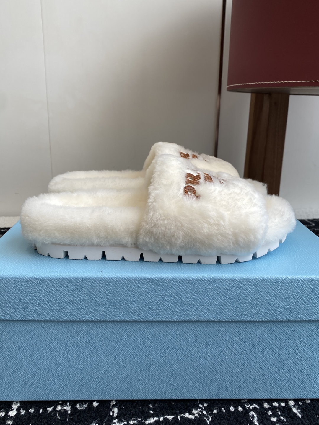 代购级
prada fw 25ss 秋冬最新升级 特级进口羊毛 new arrival～ 一字带毛拖新品