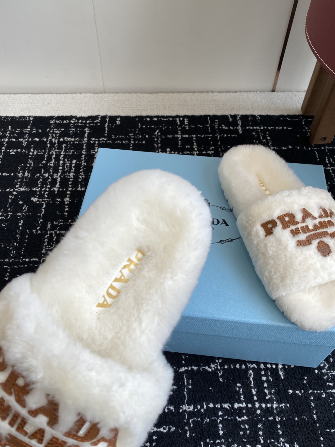 代购级
prada fw 25ss 秋冬最新升级 特级进口羊毛 new arrival～ 一字带毛拖新品