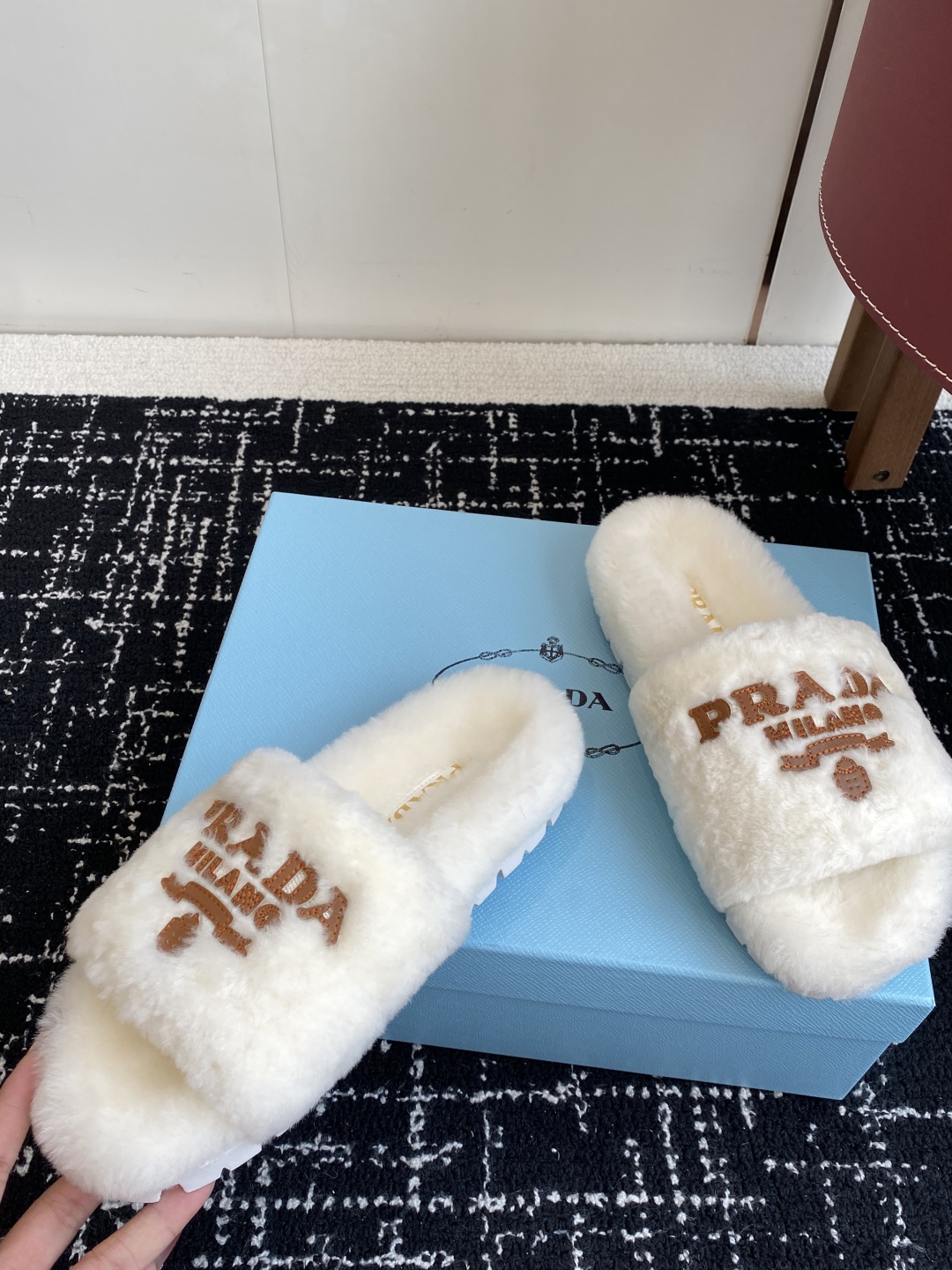 代购级
prada fw 25ss 秋冬最新升级 特级进口羊毛 new arrival～ 一字带毛拖新品