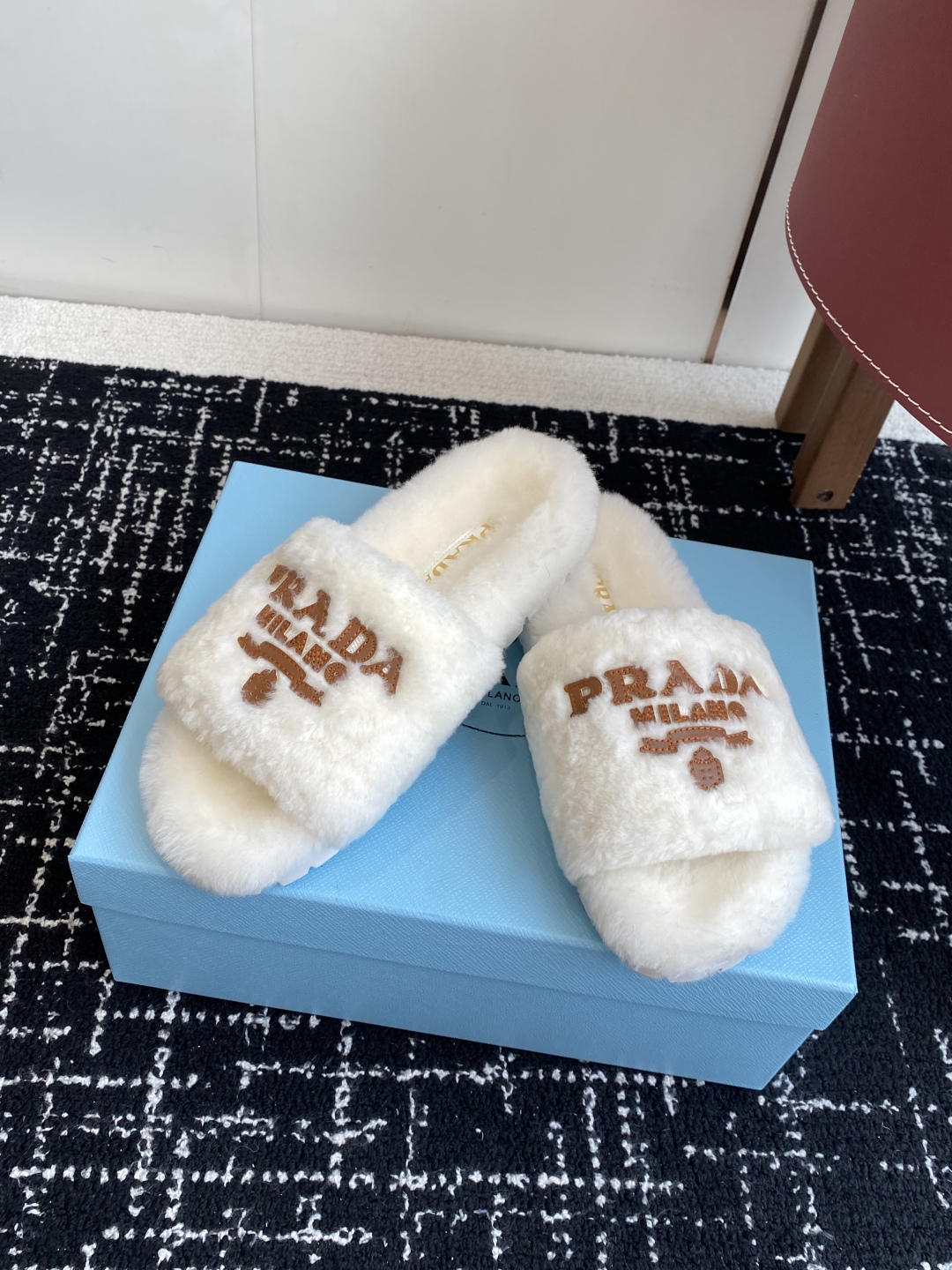 代购级
prada fw 25ss 秋冬最新升级 特级进口羊毛 new arrival～ 一字带毛拖新品