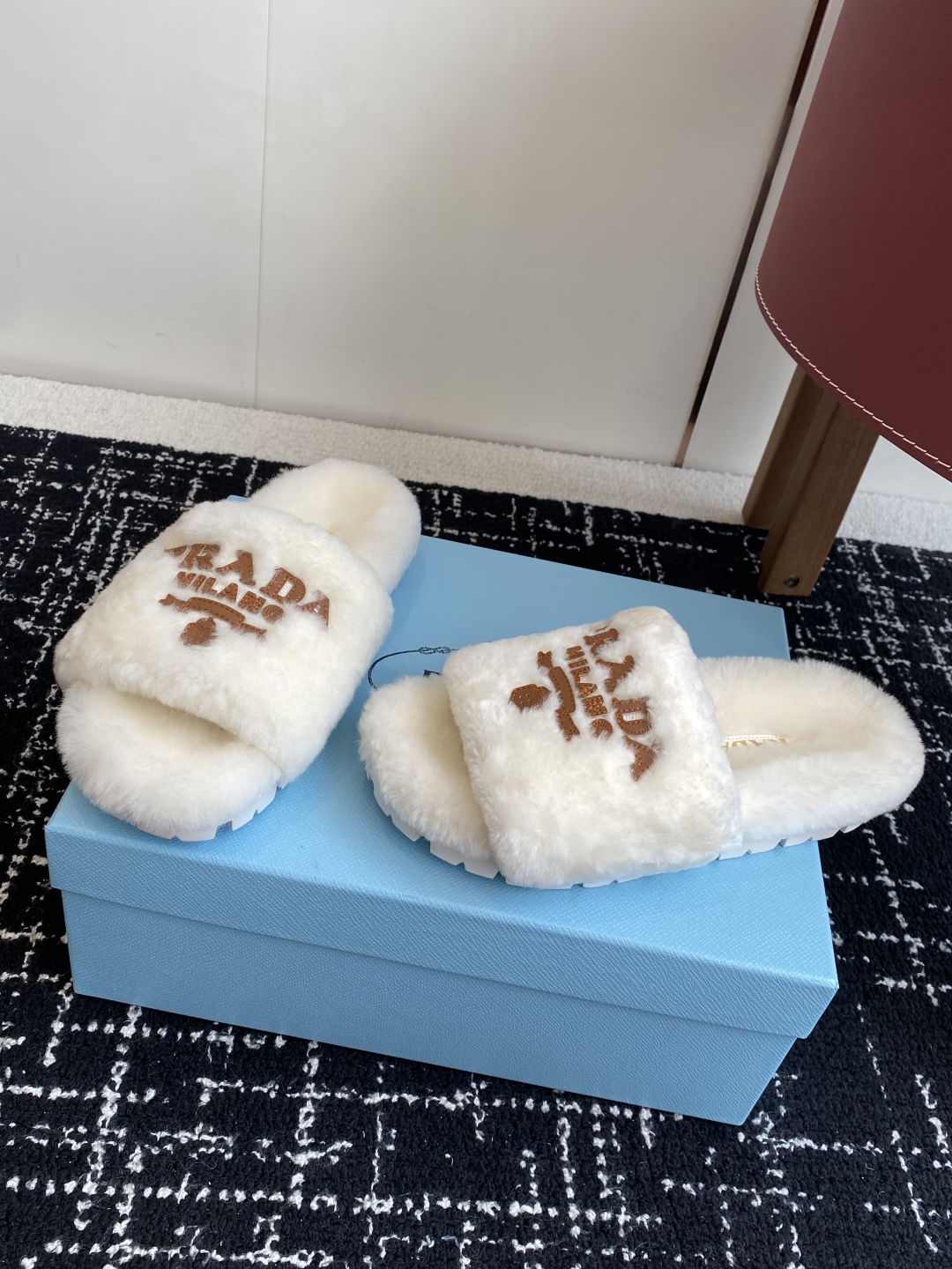 代购级
prada fw 25ss 秋冬最新升级 特级进口羊毛 new arrival～ 一字带毛拖新品