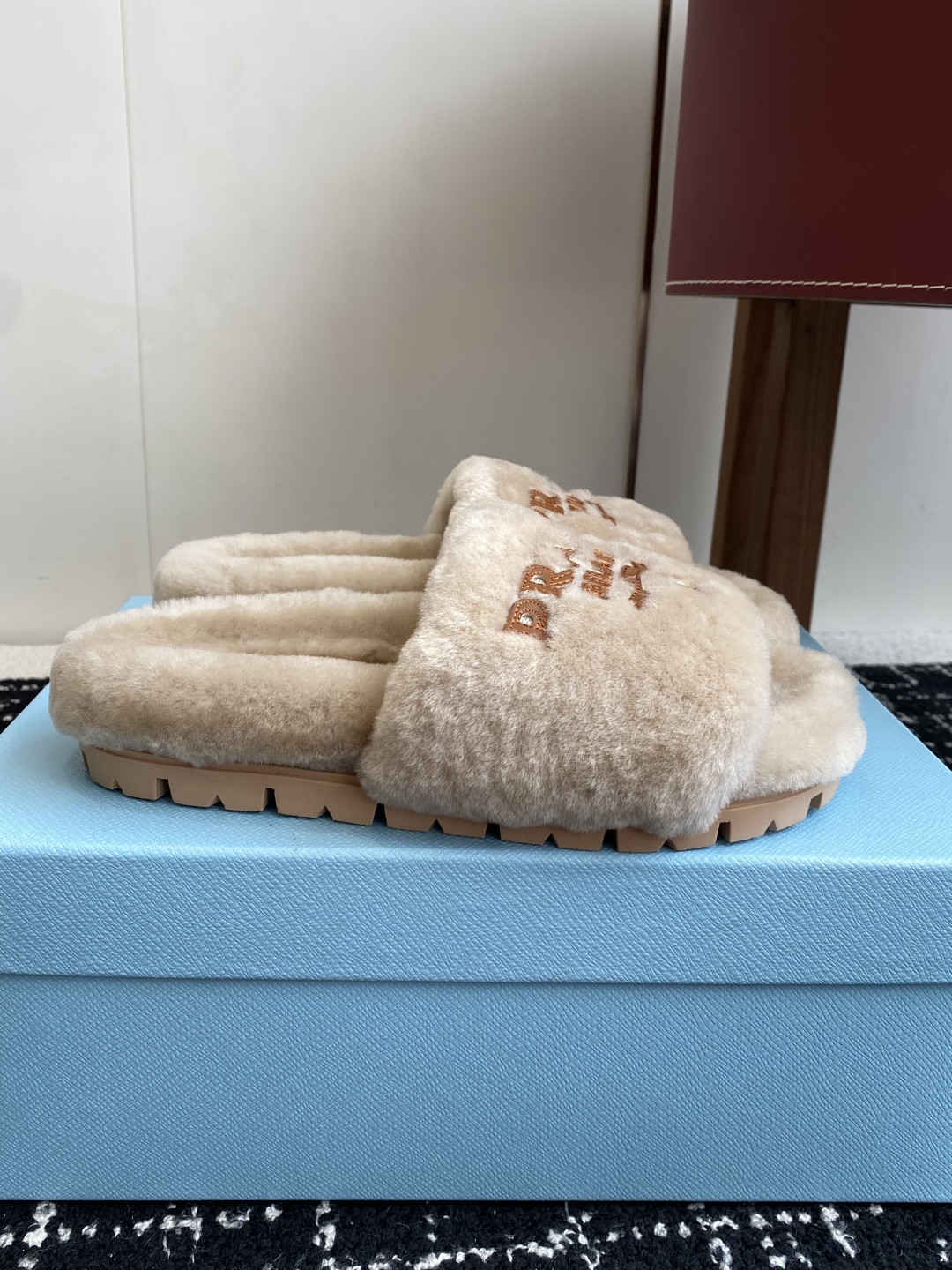 代购级
prada fw 25ss 秋冬最新升级 特级进口羊毛 new arrival～ 一字带毛拖新品