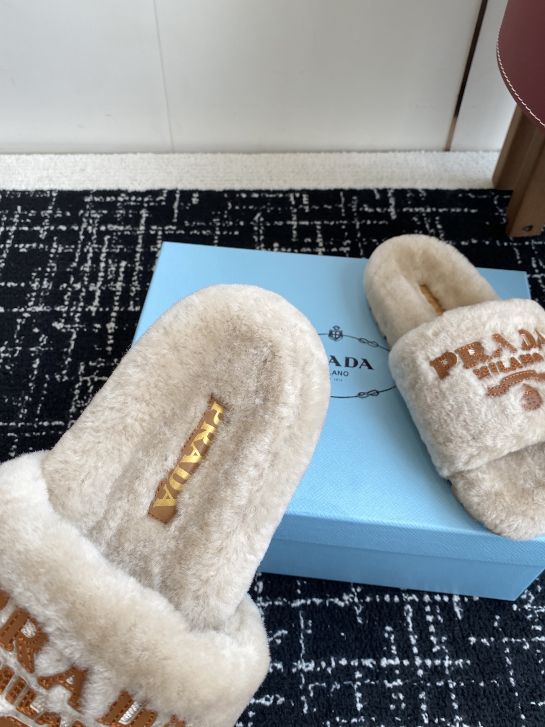 代购级
prada fw 25ss 秋冬最新升级 特级进口羊毛 new arrival～ 一字带毛拖新品