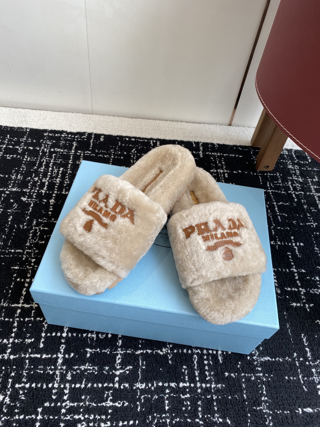 代购级
prada fw 25ss 秋冬最新升级 特级进口羊毛 new arrival～ 一字带毛拖新品