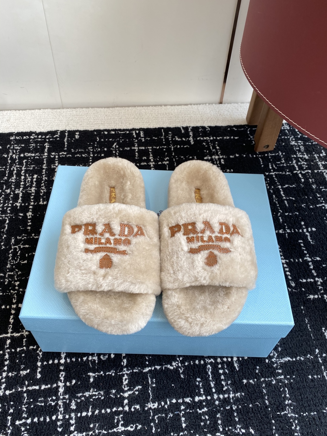 代购级
prada fw 25ss 秋冬最新升级 特级进口羊毛 new arrival～ 一字带毛拖新品