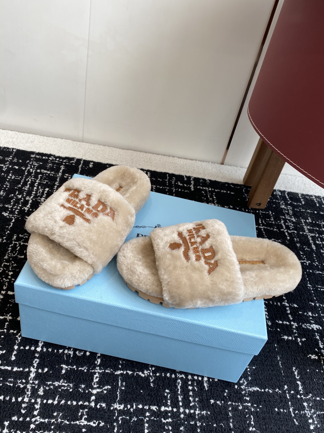 代购级
prada fw 25ss 秋冬最新升级 特级进口羊毛 new arrival～ 一字带毛拖新品