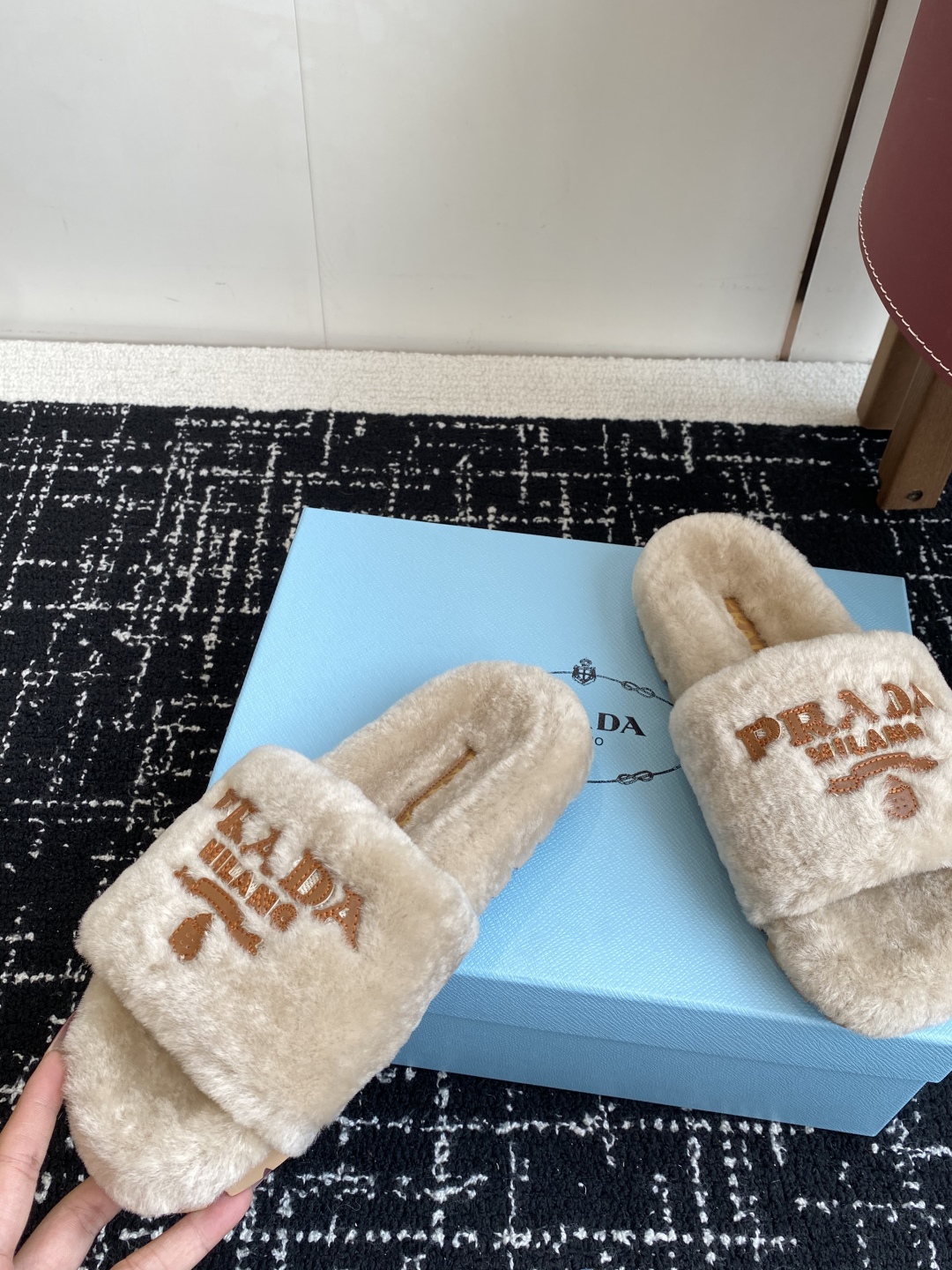 代购级
prada fw 25ss 秋冬最新升级 特级进口羊毛 new arrival～ 一字带毛拖新品