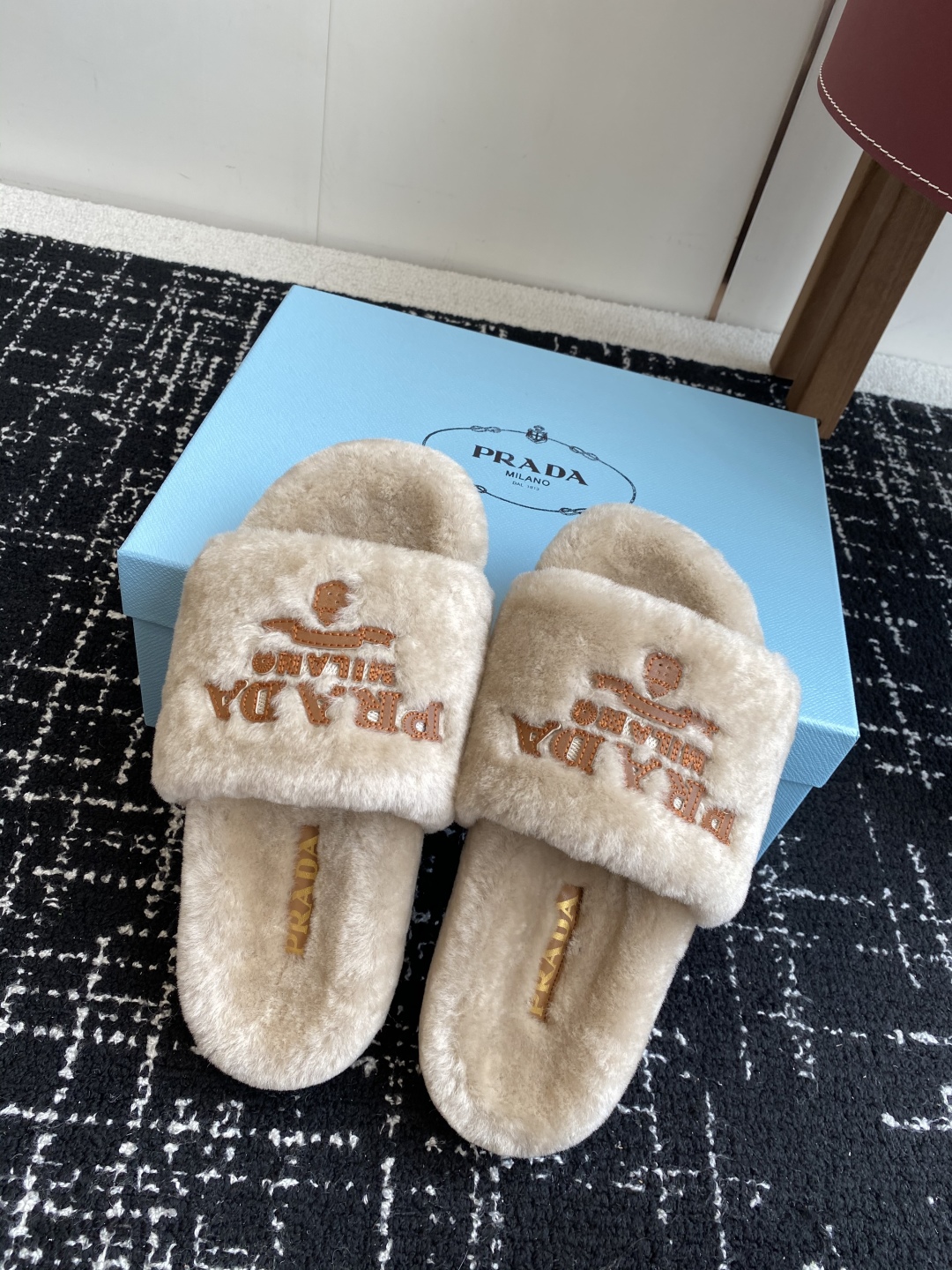 代购级
prada fw 25ss 秋冬最新升级 特级进口羊毛 new arrival～ 一字带毛拖新品