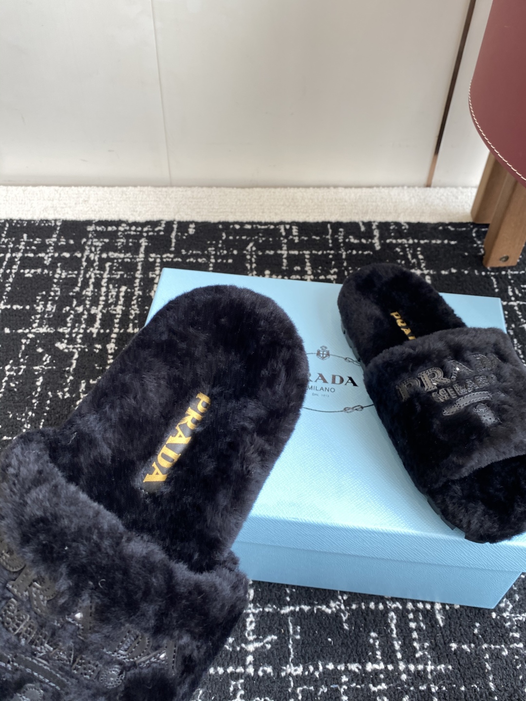 代购级
prada fw 25ss 秋冬最新升级 特级进口羊毛 new arrival～ 一字带毛拖新品
